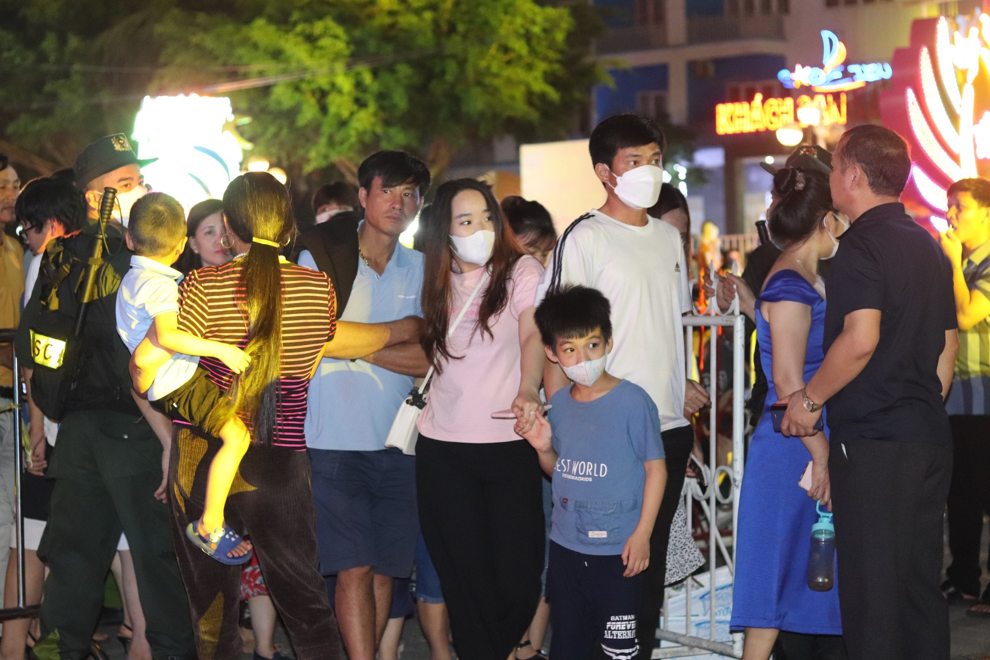 H&agrave;ng ng&agrave;n du kh&aacute;ch th&iacute;ch th&uacute; xem d&ugrave; lượn đ&ecirc;m khai mạc du lịch biển - Ảnh 6.