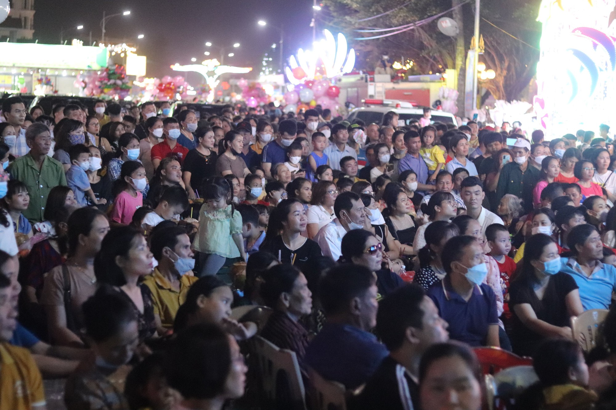 H&agrave;ng ng&agrave;n du kh&aacute;ch th&iacute;ch th&uacute; xem d&ugrave; lượn đ&ecirc;m khai mạc du lịch biển - Ảnh 7.
