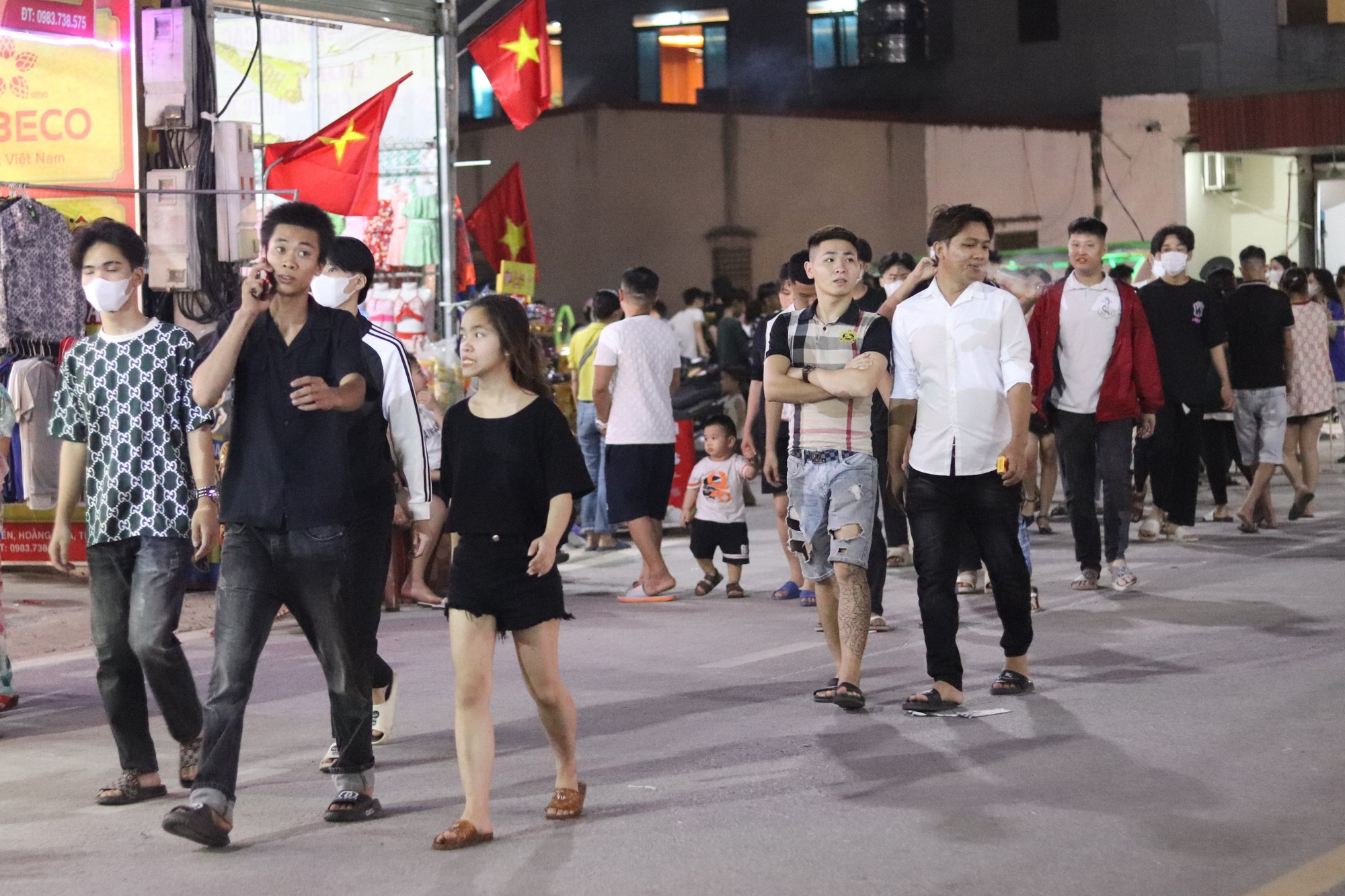 H&agrave;ng ng&agrave;n du kh&aacute;ch th&iacute;ch th&uacute; xem d&ugrave; lượn đ&ecirc;m khai mạc du lịch biển - Ảnh 8.