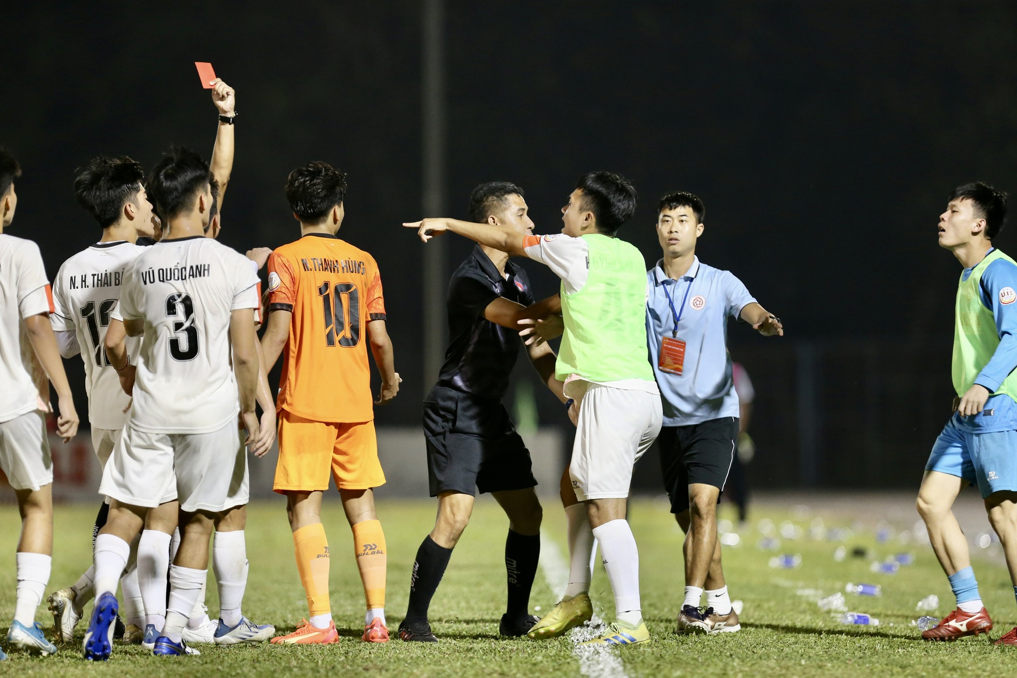 U19 VĐQG 2023: Cầu thủ U19 Đà Nẵng lại nhận thẻ đỏ, Viettel vẫn bị loại - Ảnh 2.