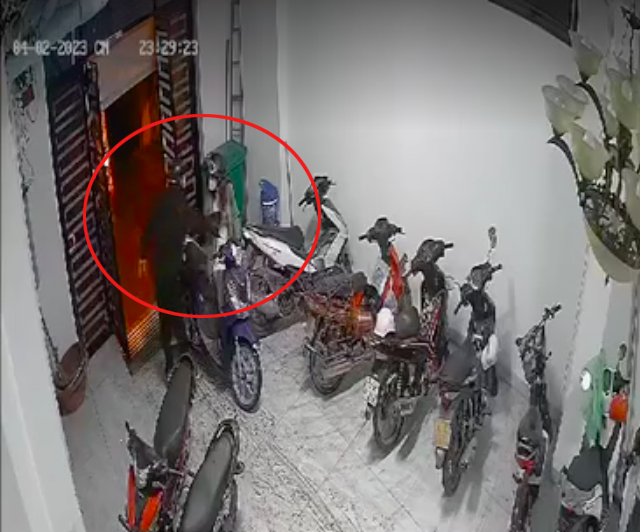 Xác minh clip cô gái trẻ bị nam thanh niên sàm sỡ ở khu nhà trọ - Ảnh 1.