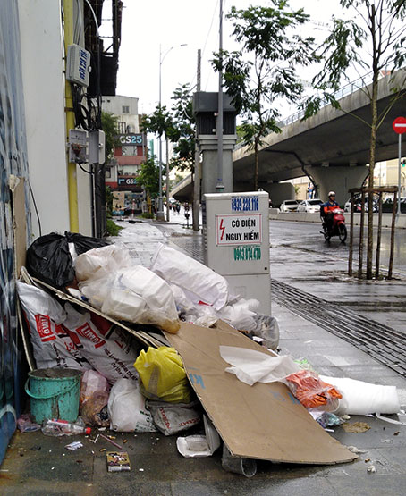 Dọn sạch rác quanh tủ điện