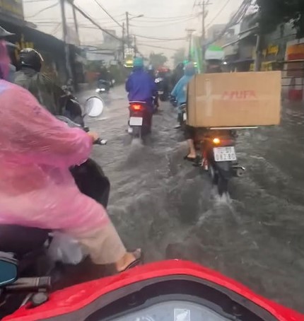 Cơn mưa v&agrave;ng đổ xuống TP HCM sau những ng&agrave;y n&oacute;ng đổ lửa - Ảnh 3.