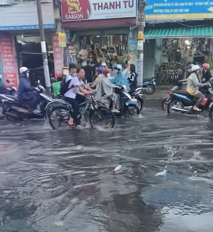 Cơn mưa v&agrave;ng đổ xuống TP HCM sau những ng&agrave;y n&oacute;ng đổ lửa - Ảnh 2.