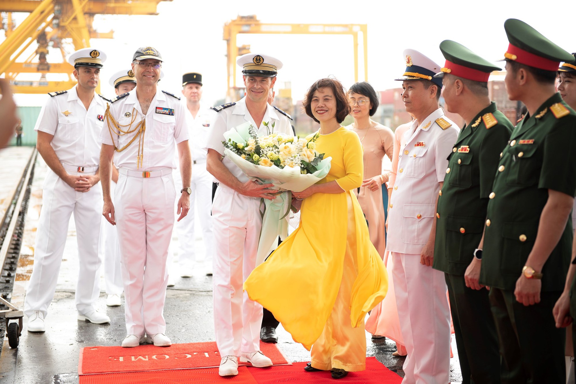 Gần 100 thủy thủ đo&agrave;n t&agrave;u tuần dương PRAIRIAL của Hải qu&acirc;n Ph&aacute;p thăm Hải Ph&ograve;ng - Ảnh 2.