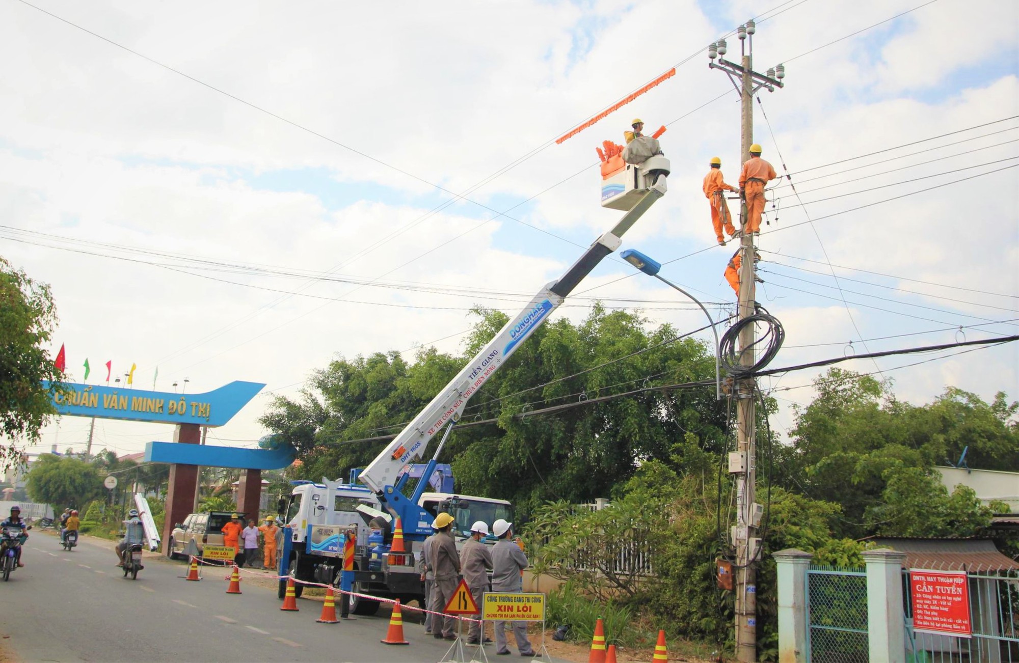Cấp điện mùa nắng nóng: EVNSPC chú trọng dịch vụ, chăm sóc khách hàng