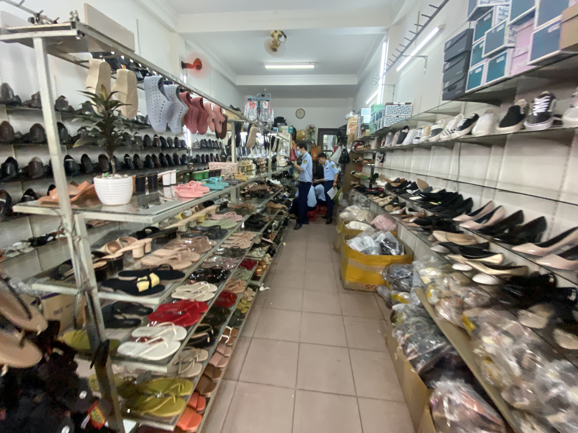 Số vụ vi phạm h&agrave;ng nh&aacute;i, h&agrave;ng giả tại TP HCM tăng đột biến - Ảnh 1.