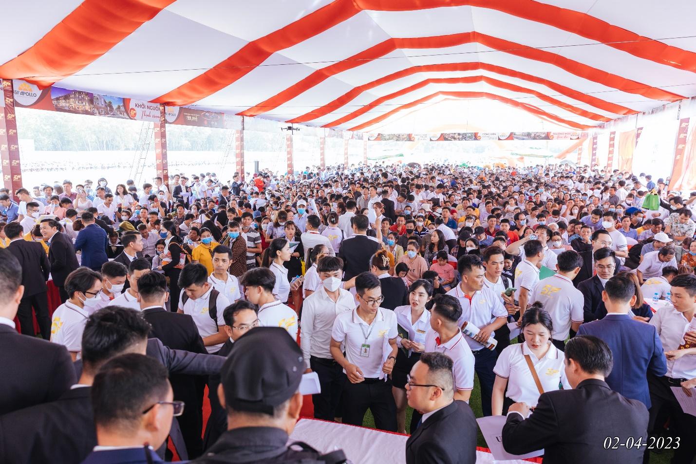 Khách hàng chen chân tìm hiểu dòng sản phẩm mới của Hệ thống 5F - Ảnh 2.