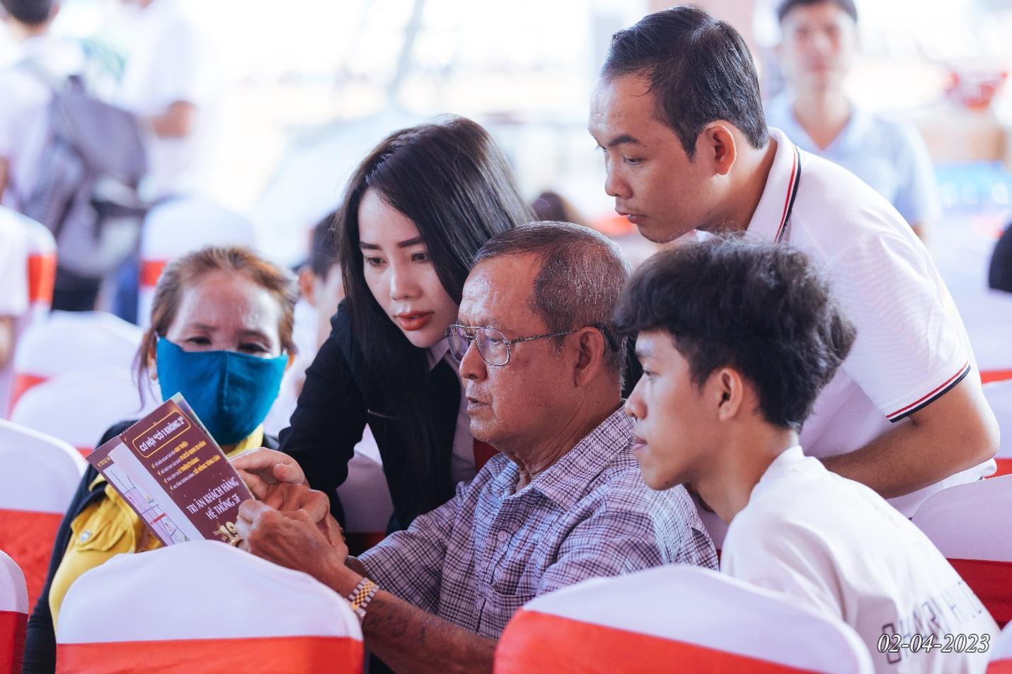 Khách hàng chen chân tìm hiểu dòng sản phẩm mới của Hệ thống 5F