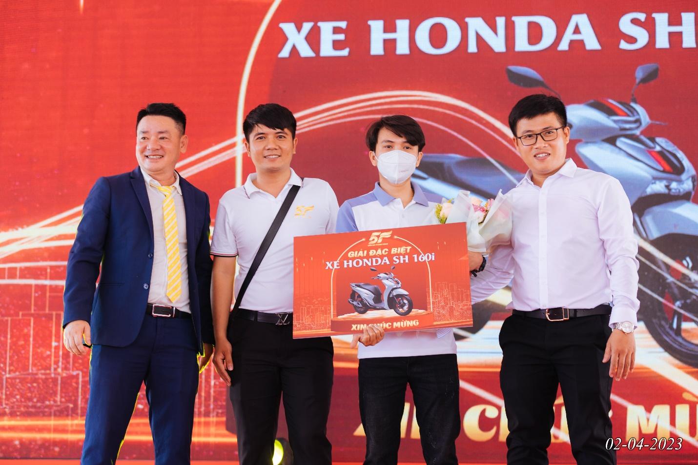 Khách hàng chen chân tìm hiểu dòng sản phẩm mới của Hệ thống 5F - Ảnh 4.