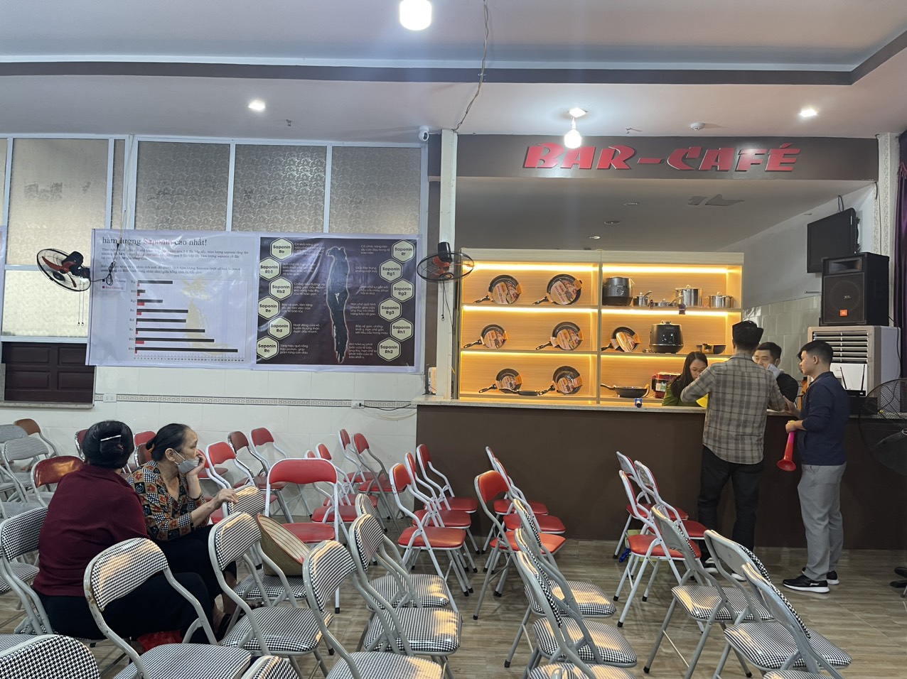 H&agrave;ng trăm tiểu thương, người cao tuổi được mời dự hội thảo rồi dụ mua thần dược - Ảnh 4.