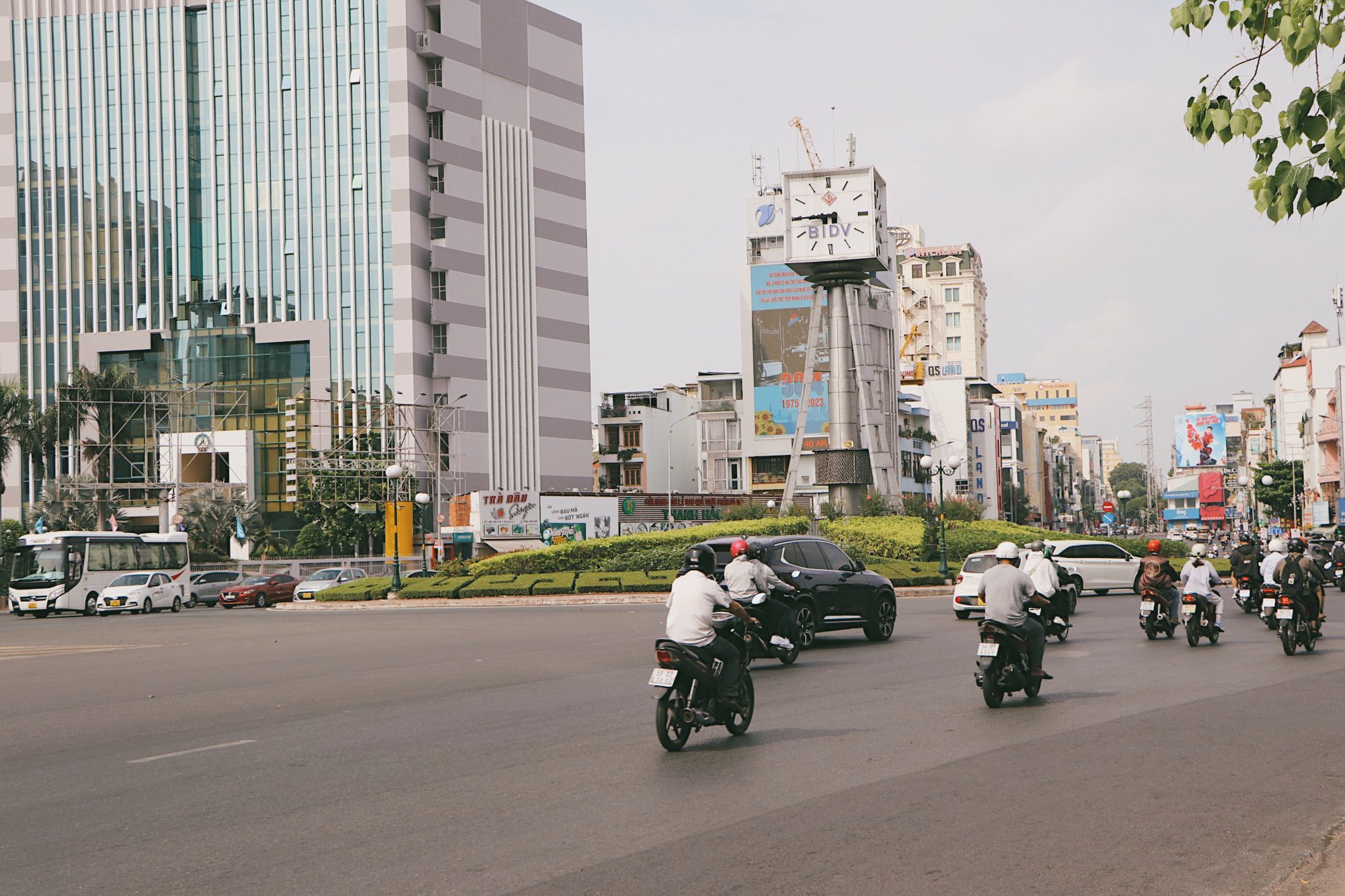 Nắng n&oacute;ng, người d&acirc;n TP HCM ngại ra đường  - Ảnh 7.