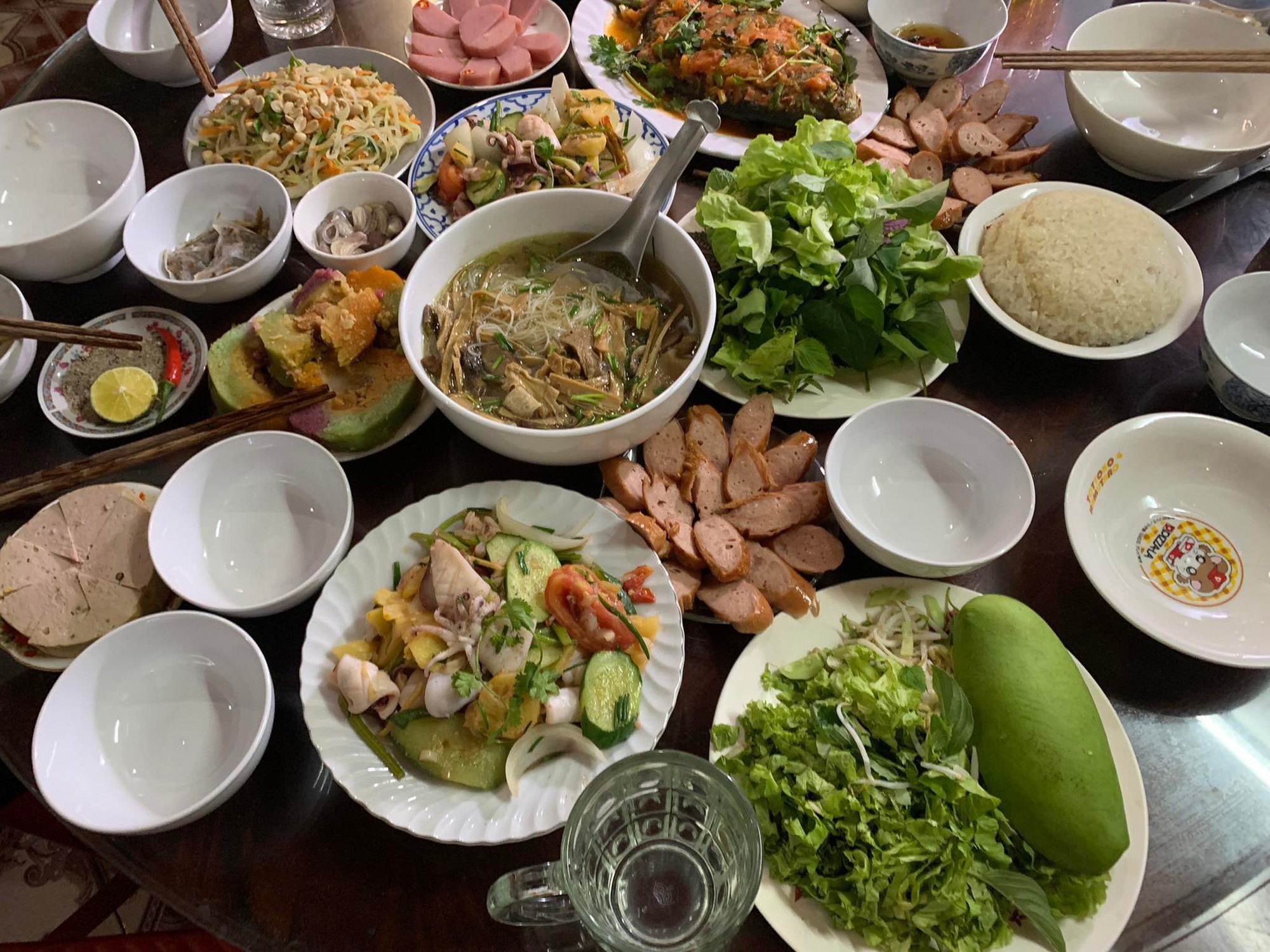 Cảnh báo hệ lụy sức khỏe với bữa ăn thịnh soạn ngày nghỉ lễ