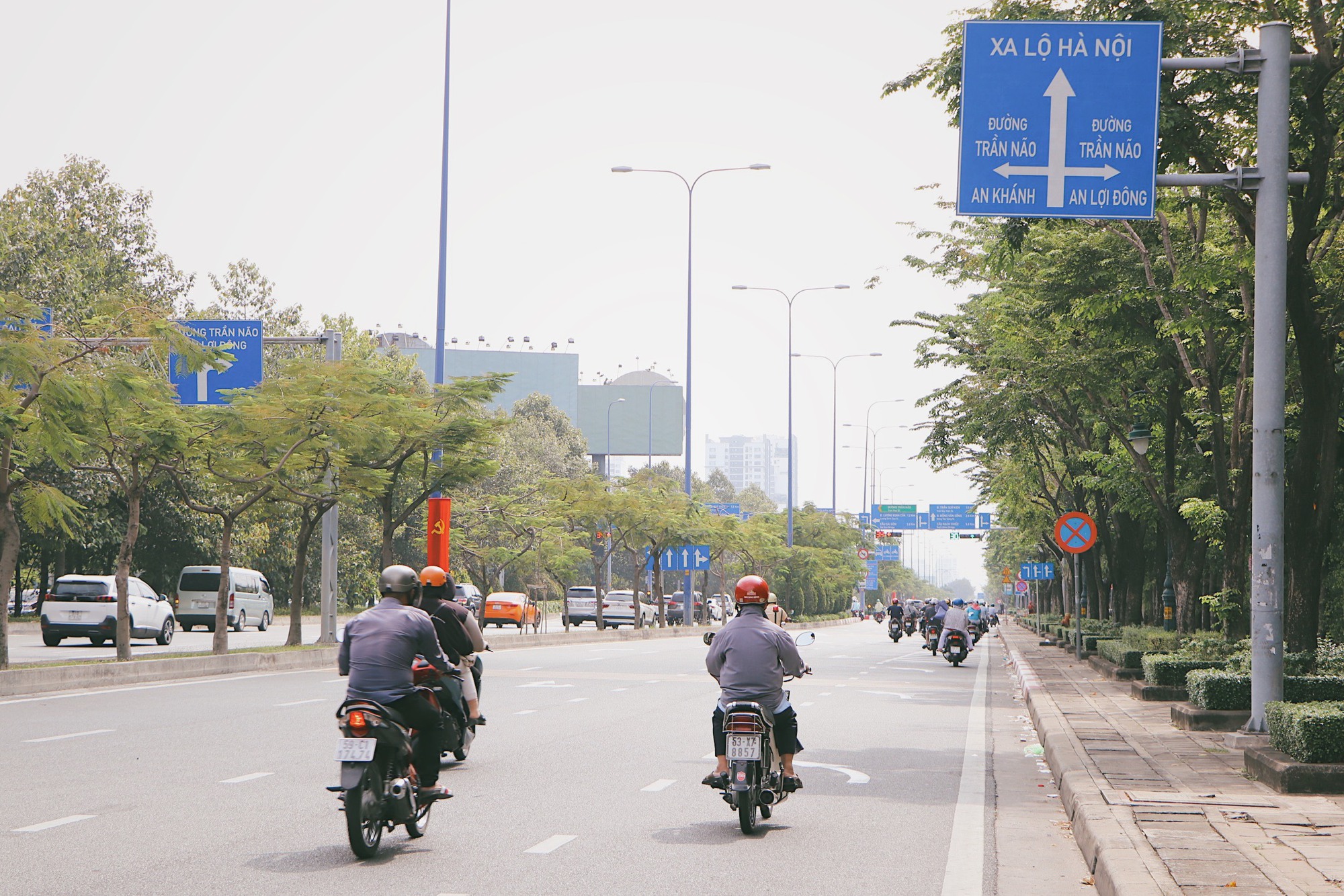 Nắng n&oacute;ng, người d&acirc;n TP HCM ngại ra đường  - Ảnh 2.