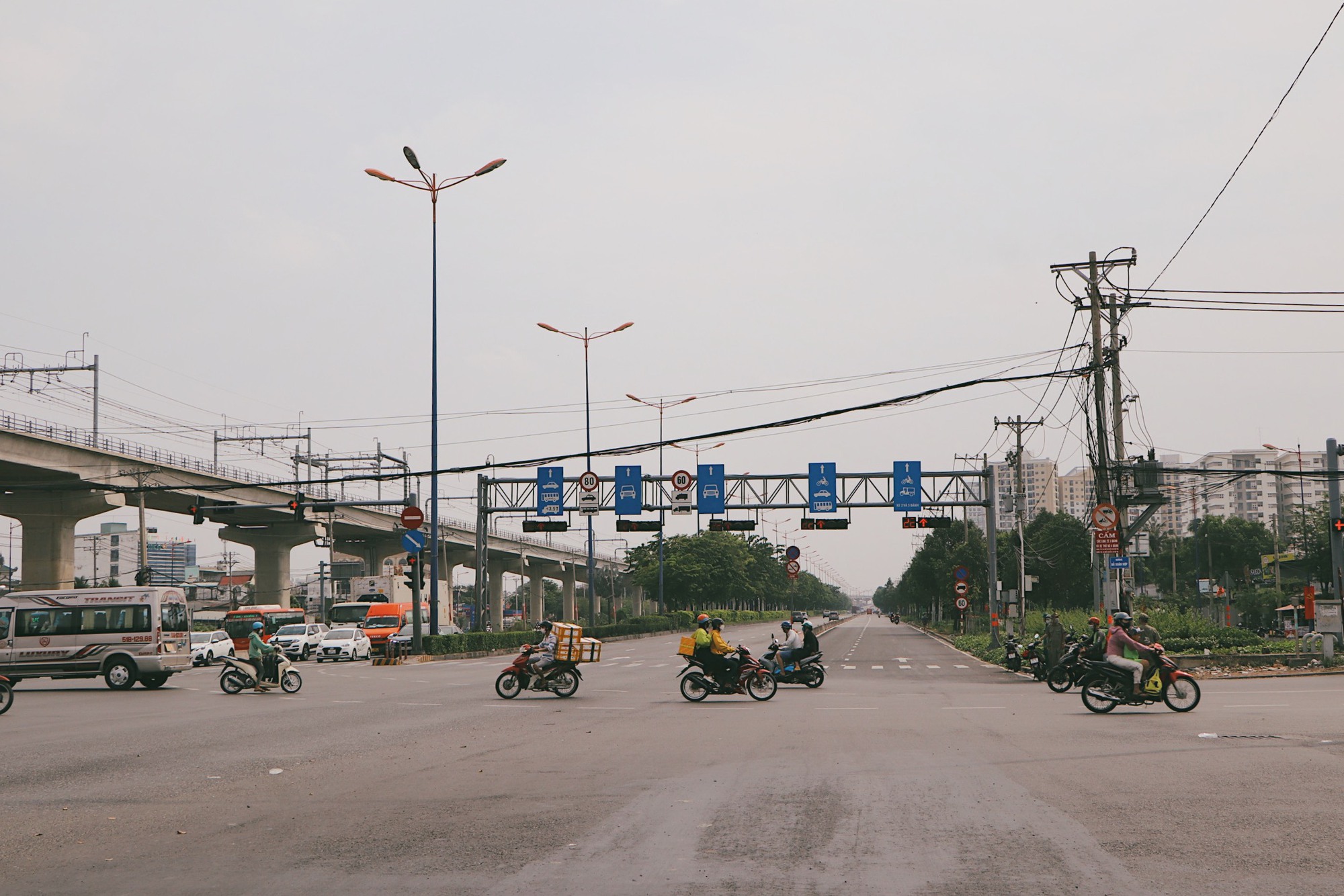 Nắng n&oacute;ng, người d&acirc;n TP HCM ngại ra đường  - Ảnh 3.