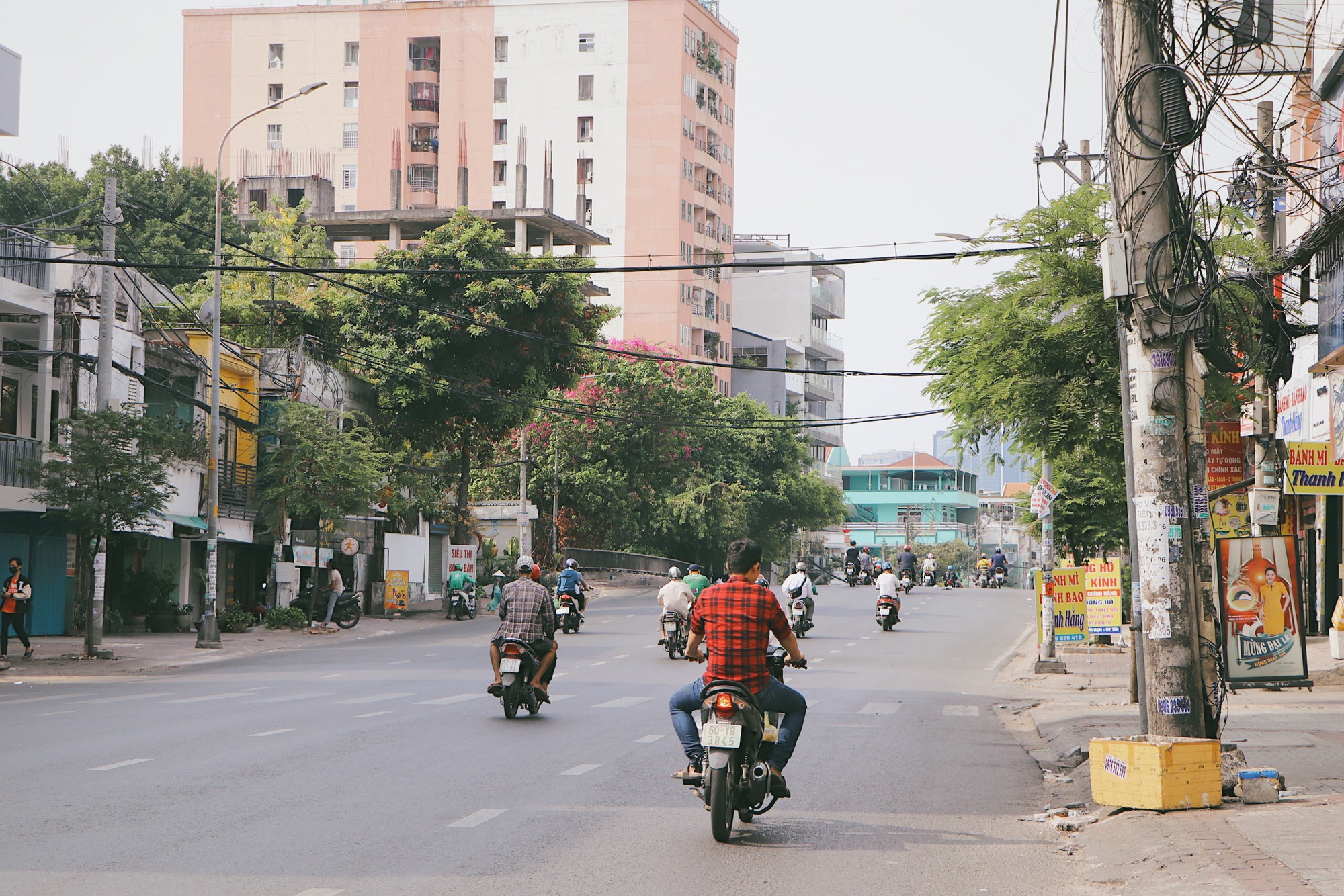 Nắng n&oacute;ng, người d&acirc;n TP HCM ngại ra đường  - Ảnh 6.