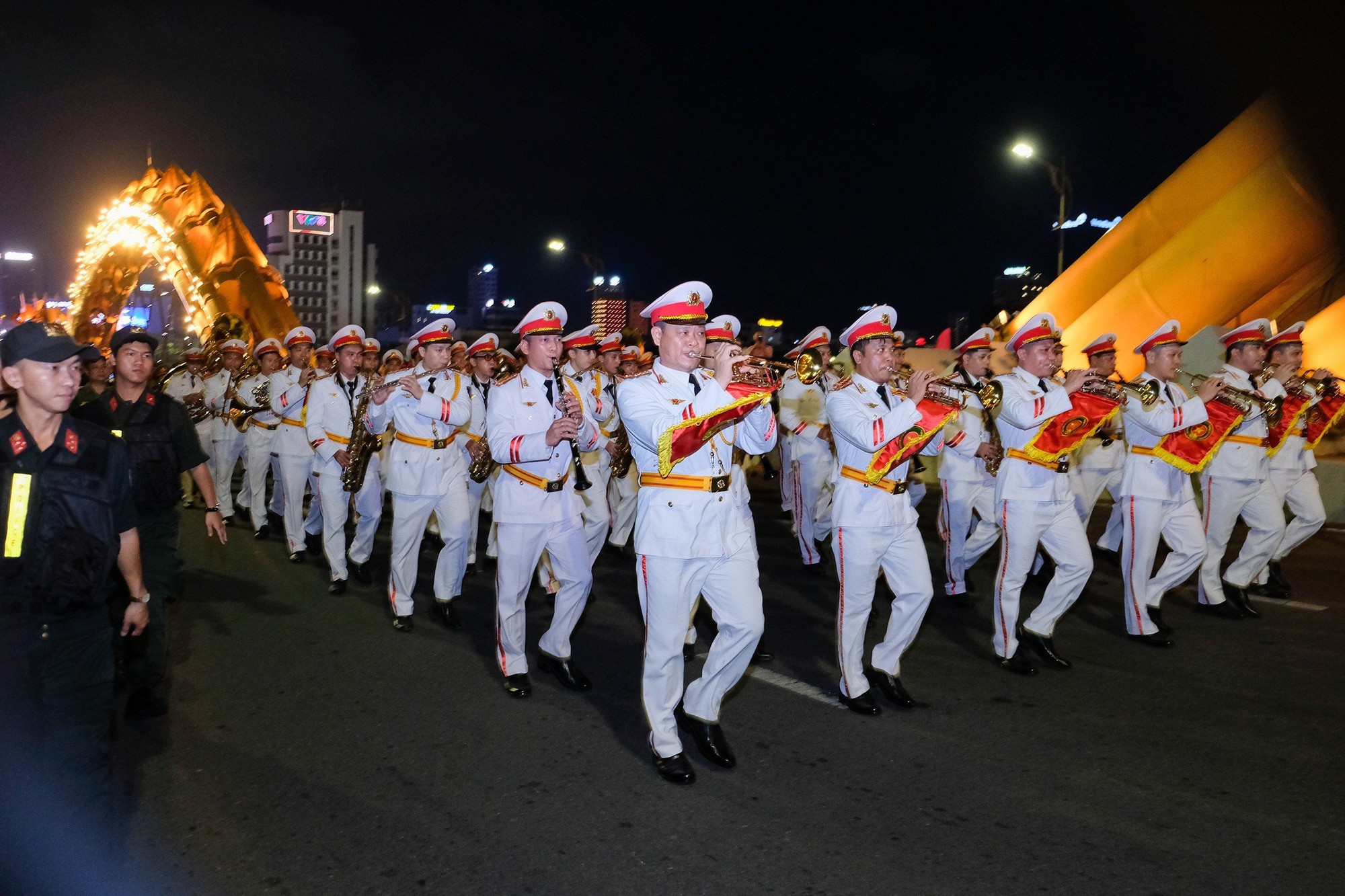 Đo&agrave;n nghi lễ C&ocirc;ng an nh&acirc;n d&acirc;n biểu diễn tr&ecirc;n đường phố Đ&agrave; Nẵng - Ảnh 2.