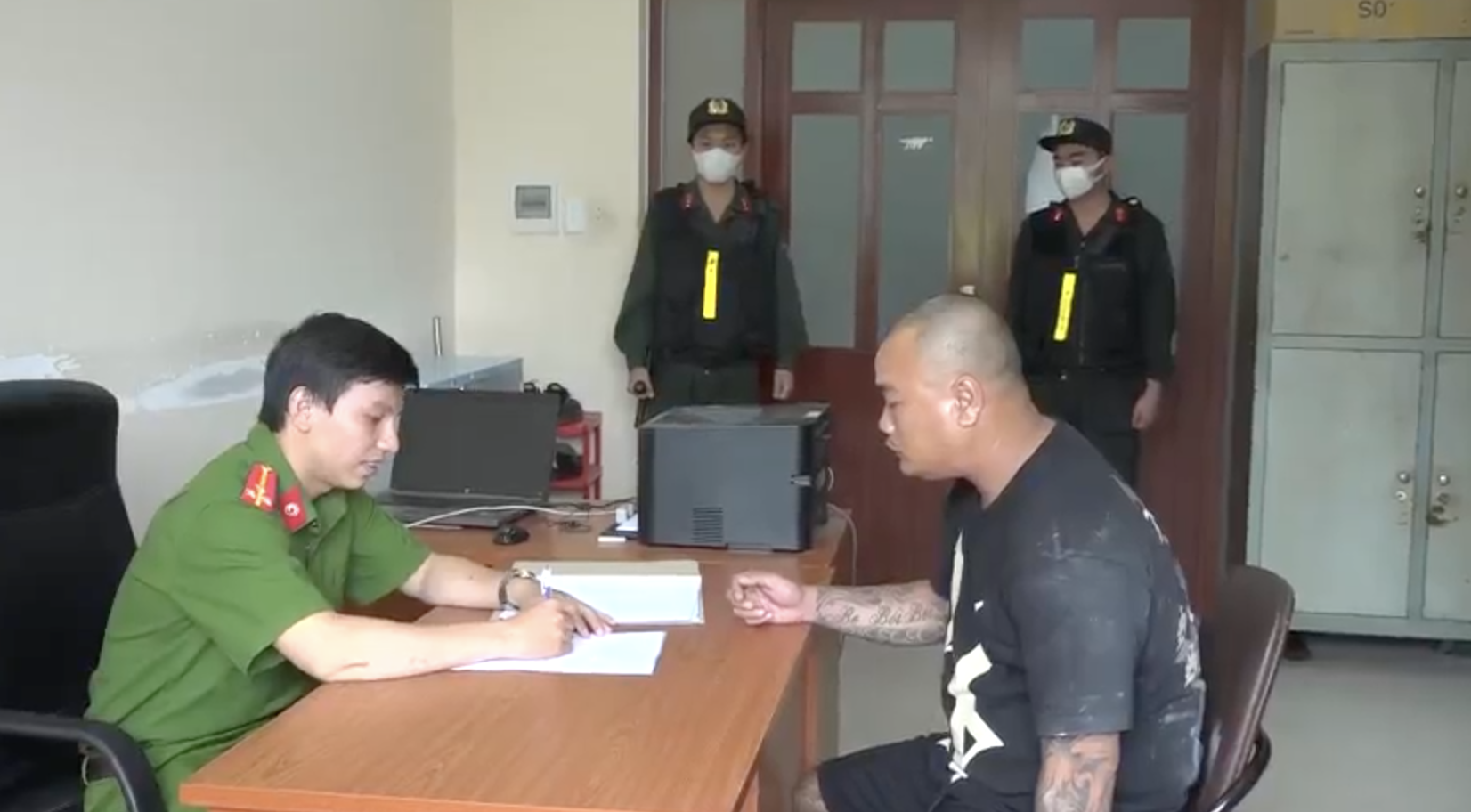 CLIP: C&ocirc;ng an TP HCM triệt ph&aacute; nh&oacute;m bảo k&ecirc; c&oacute; số m&aacute; ở chợ B&igrave;nh Điền - Ảnh 3.