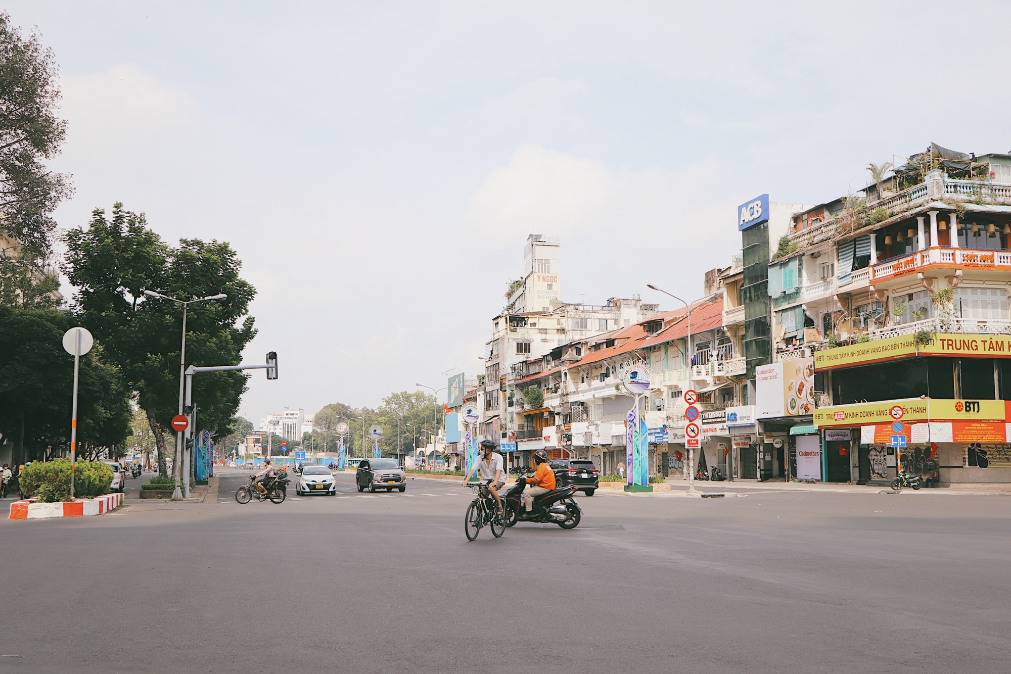 Nắng n&oacute;ng, người d&acirc;n TP HCM ngại ra đường  - Ảnh 8.