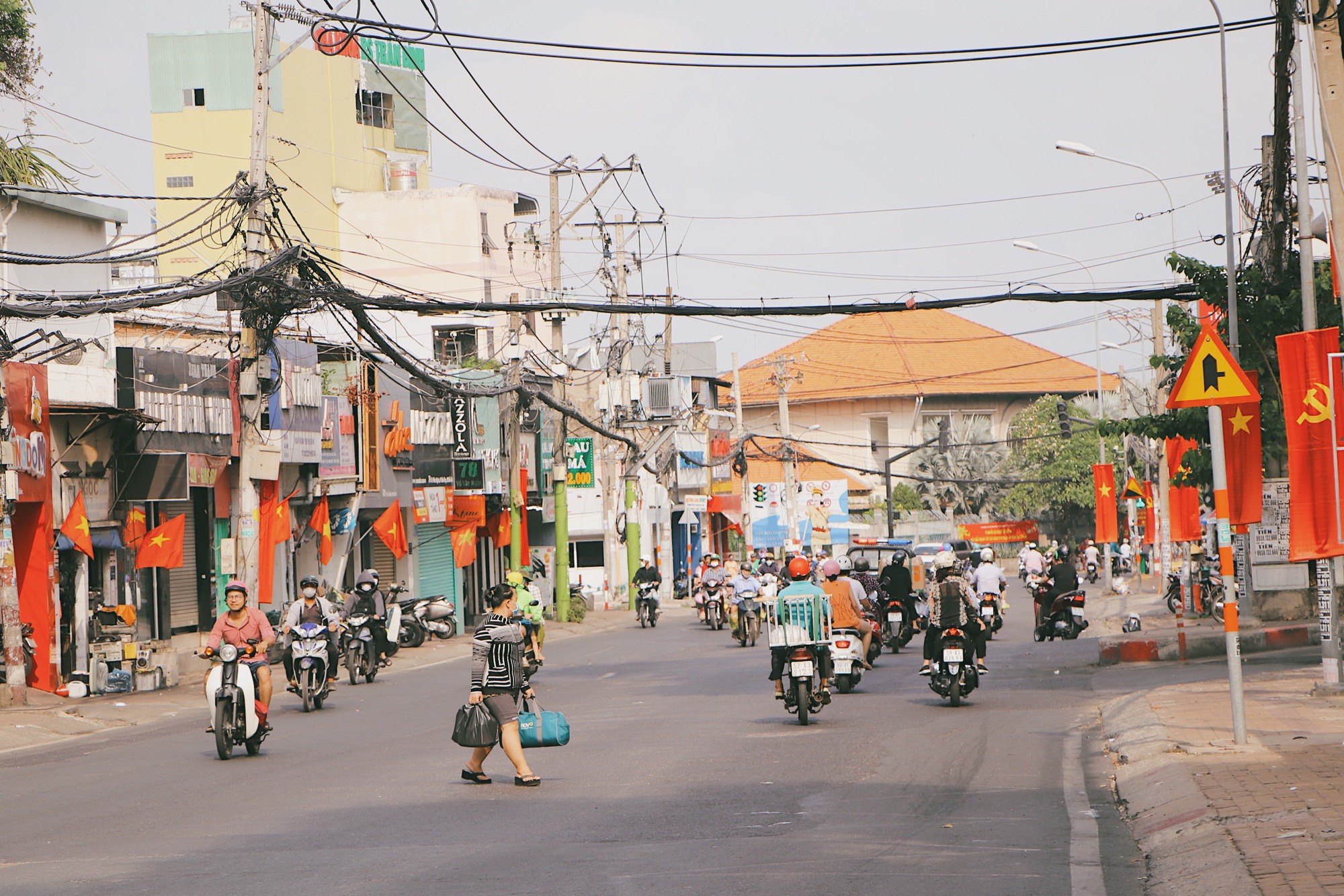 Nắng n&oacute;ng, người d&acirc;n TP HCM ngại ra đường  - Ảnh 4.