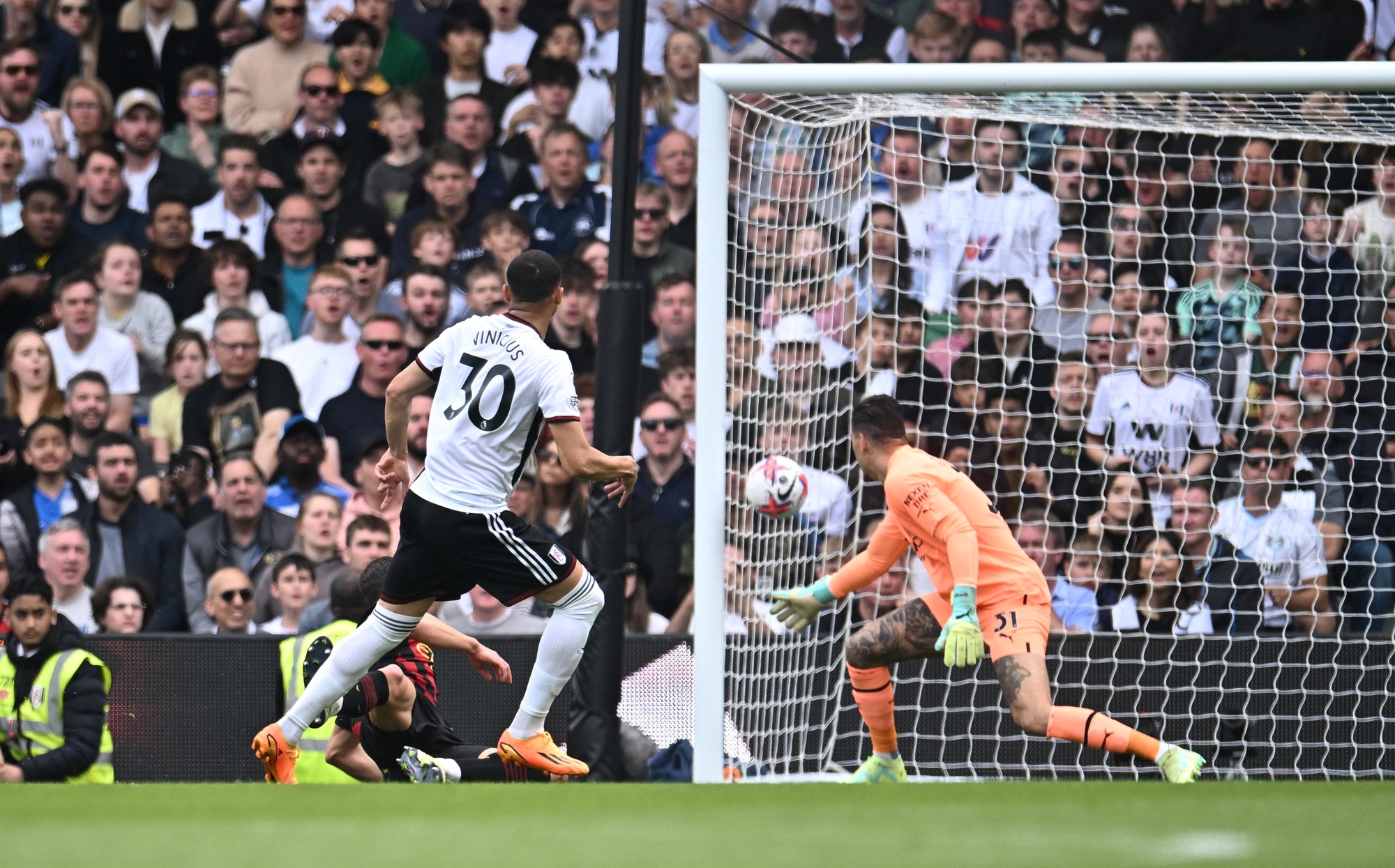 Haaland lập kỷ lục, Man City l&ecirc;n ng&ocirc;i đầu Ngoại hạng Anh - Ảnh 3.