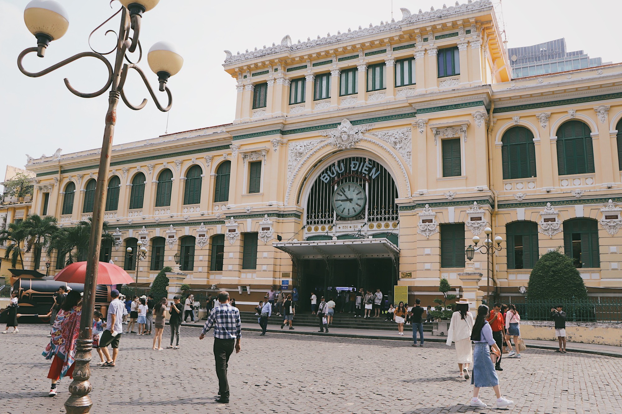 Nắng n&oacute;ng, người d&acirc;n TP HCM ngại ra đường  - Ảnh 11.