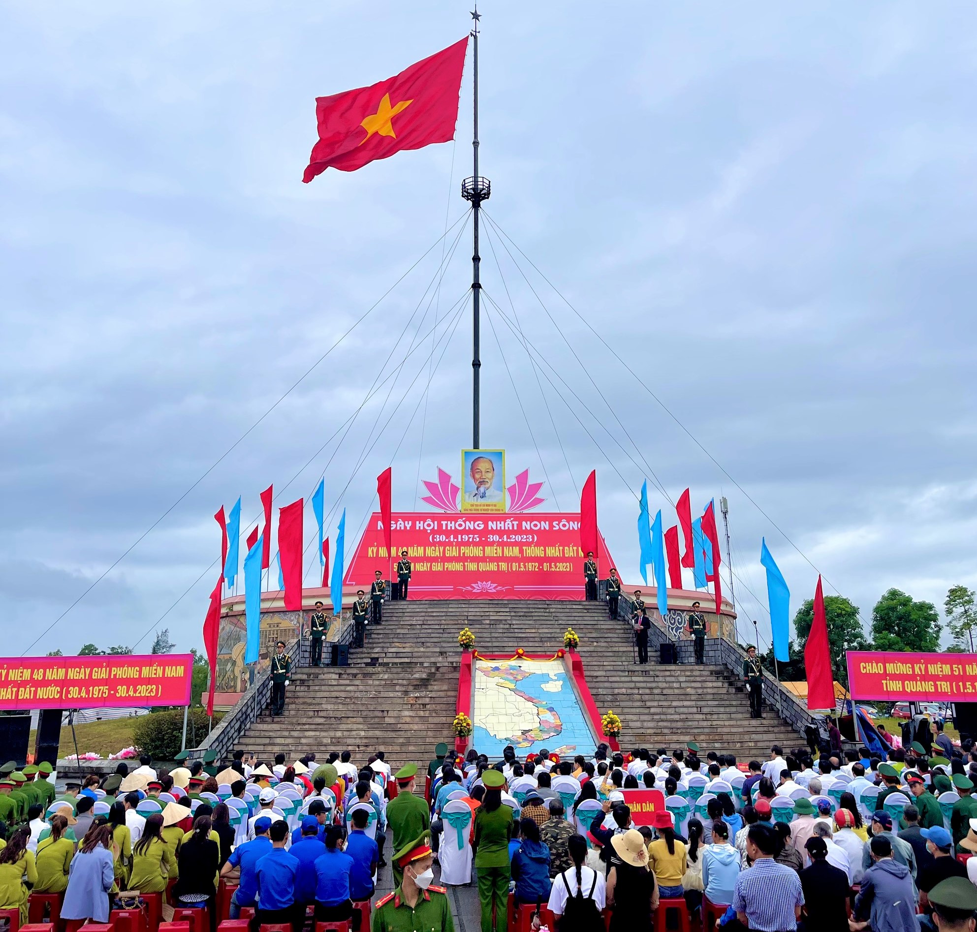 Xúc động lễ Thượng cờ Thống nhất non sông tại đôi bờ Hiền Lương - Bến Hải