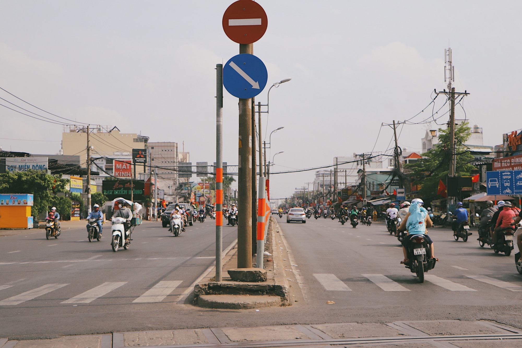 Nắng n&oacute;ng, người d&acirc;n TP HCM ngại ra đường  - Ảnh 5.