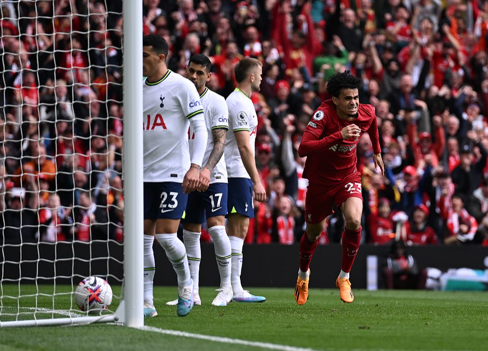 Thắng nghẹt thở Tottenham, Liverpool tăng tốc cuộc đua Top 4
