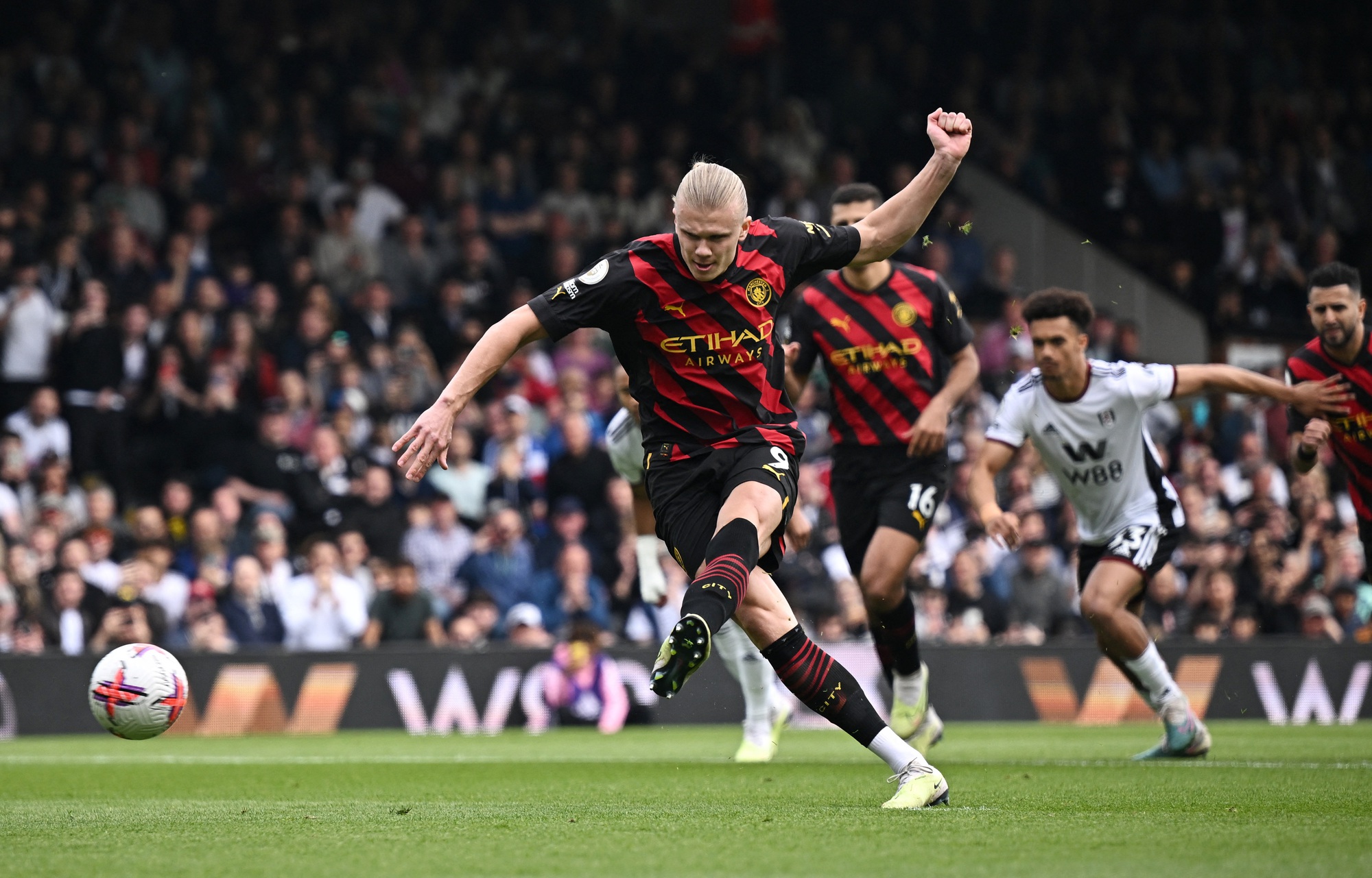 Haaland lập kỷ lục, Man City lên ngôi đầu Ngoại hạng Anh