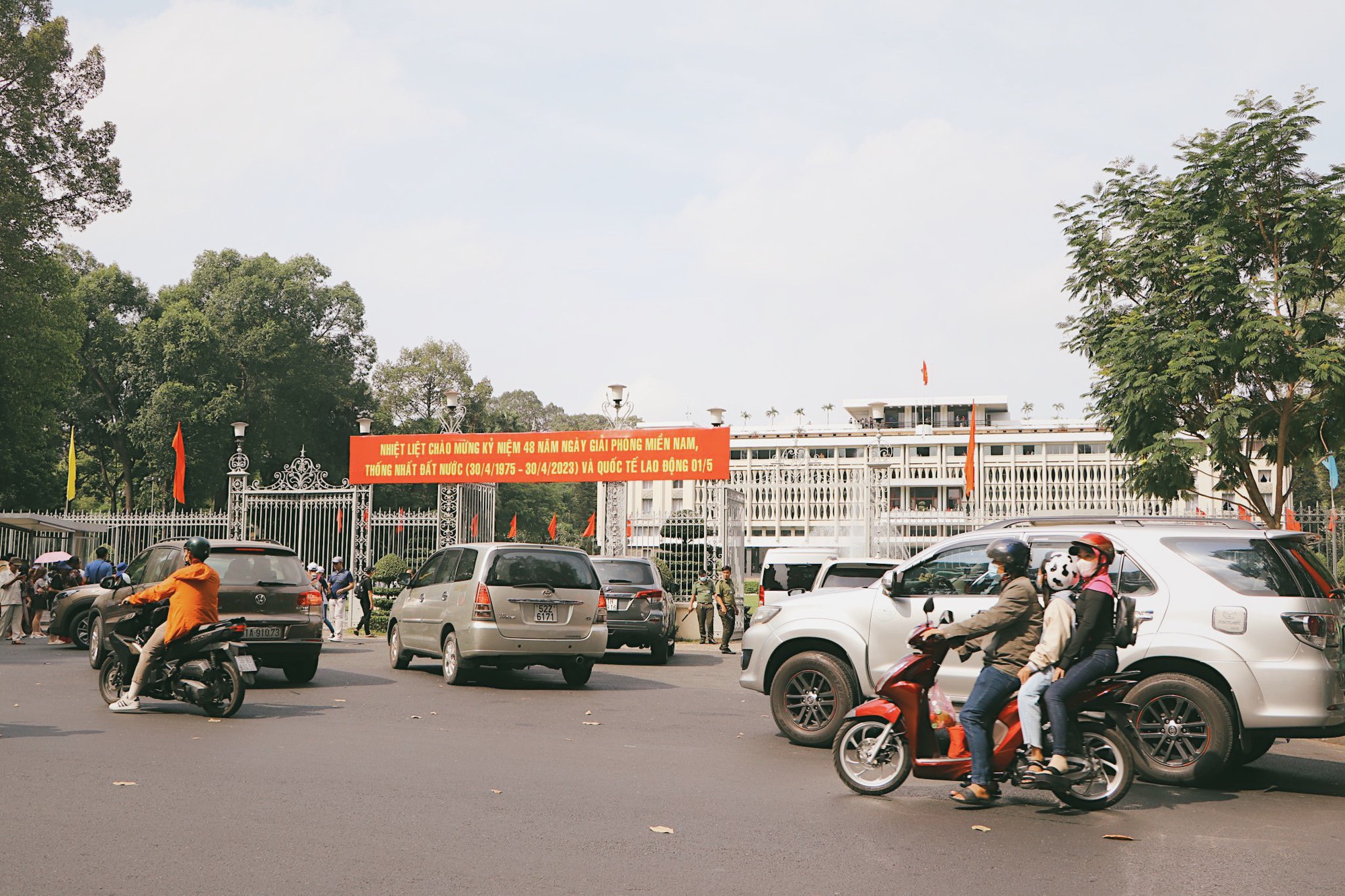 Nắng n&oacute;ng, người d&acirc;n TP HCM ngại ra đường  - Ảnh 14.