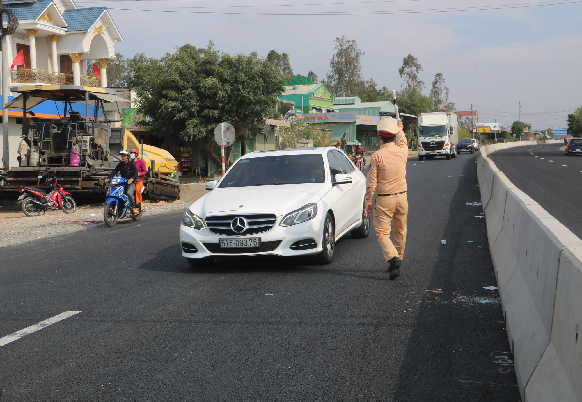 Cao tốc Dầu Gi&acirc;y &ndash; Phan Thiết kh&ocirc;ng c&ograve;n &ugrave;n tắc xe - Ảnh 2.