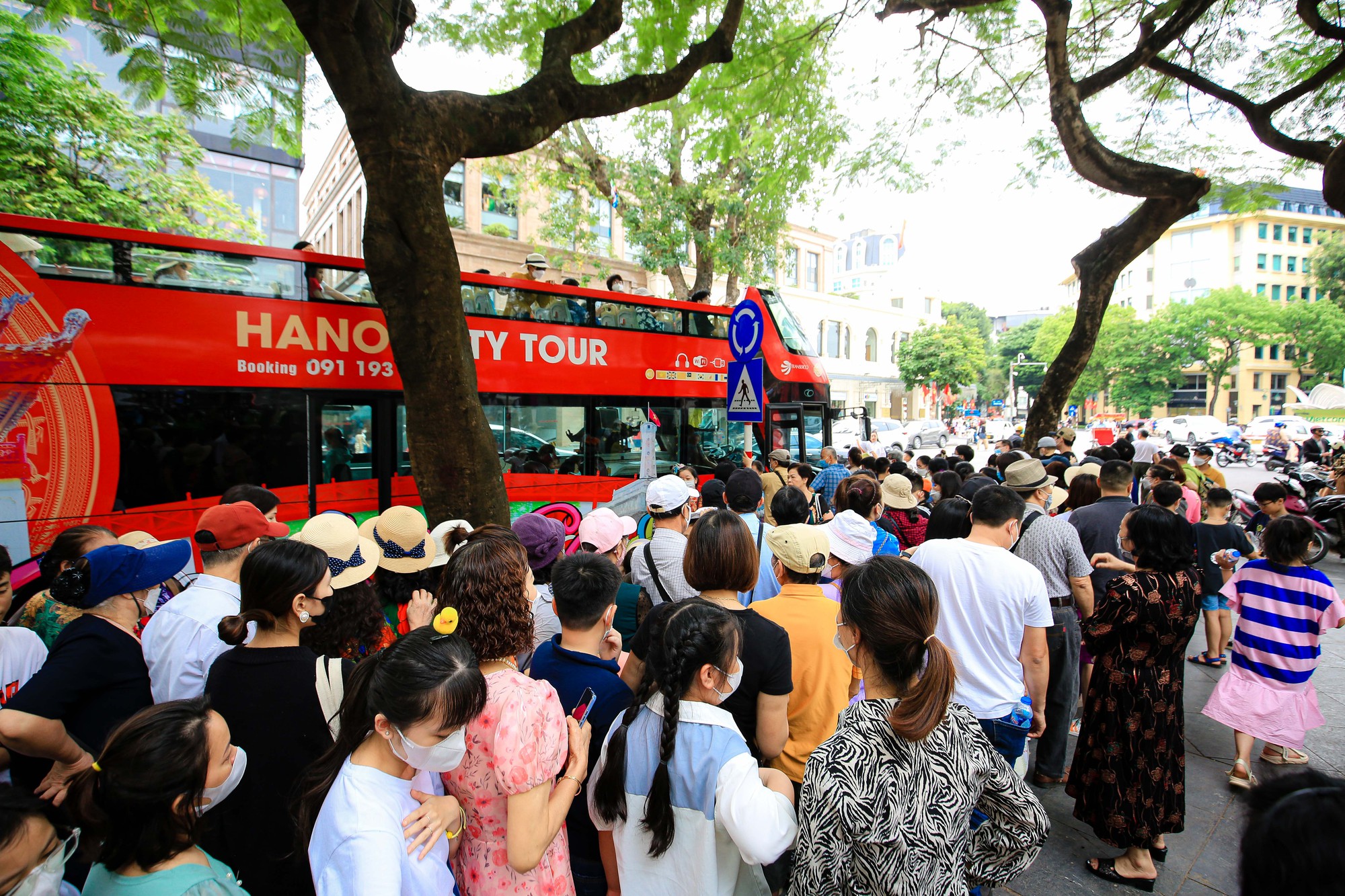 CLIP: H&agrave;ng ng&agrave;n người xếp h&agrave;ng 4,5 tiếng để đi xe bu&yacute;t 2 tầng ngắm H&agrave; Nội - Ảnh 6.