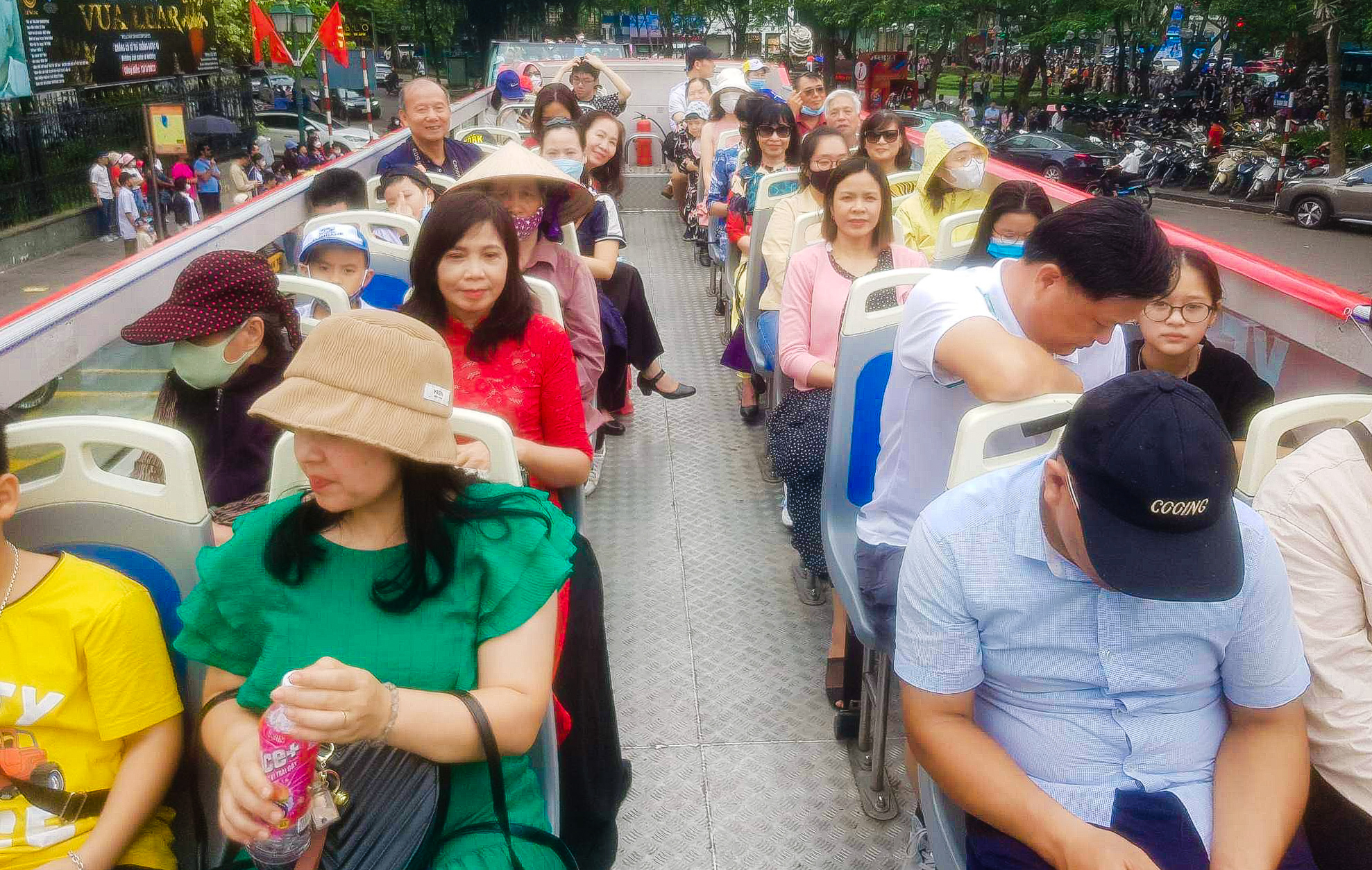 CLIP: H&agrave;ng ng&agrave;n người xếp h&agrave;ng 4,5 tiếng để đi xe bu&yacute;t 2 tầng ngắm H&agrave; Nội - Ảnh 15.
