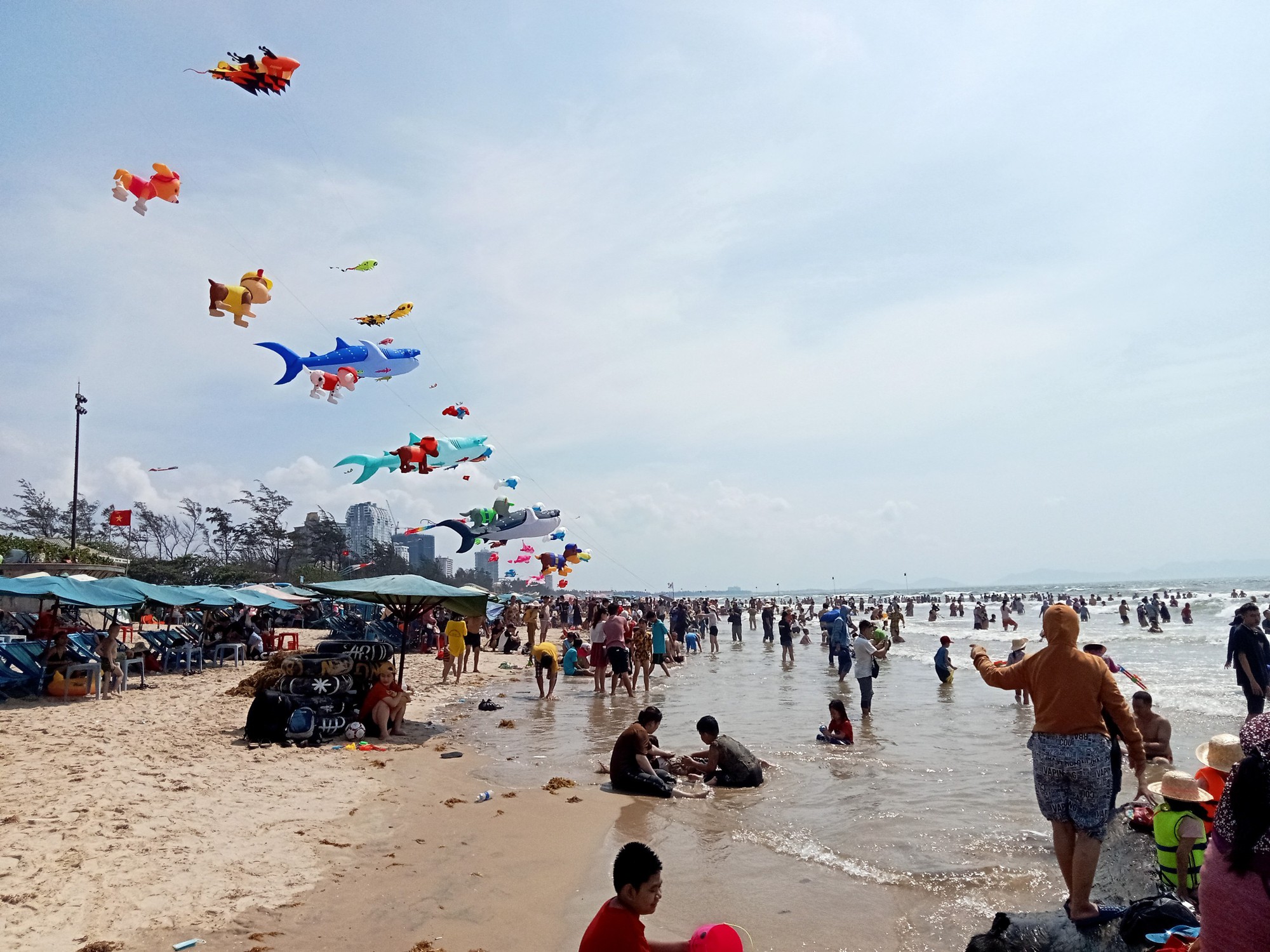 H&igrave;nh ảnh b&atilde;i biển Vũng T&agrave;u k&iacute;n người trong ng&agrave;y 30-4 - Ảnh 4.