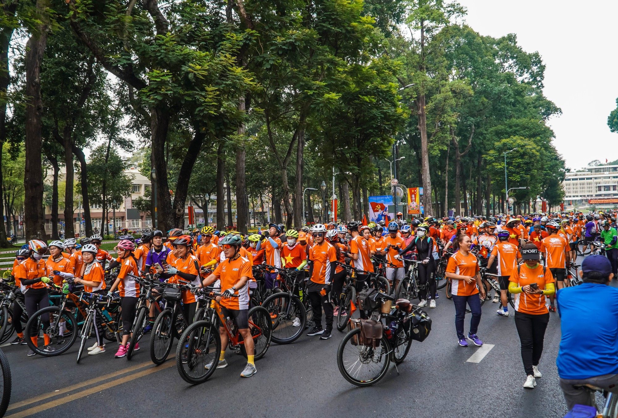 TP HCM: Hơn 1.000 người diễu h&agrave;nh ch&agrave;o mừng 48 năm ng&agrave;y giải ph&oacute;ng miền Nam, thống nhất đất nước - Ảnh 3.