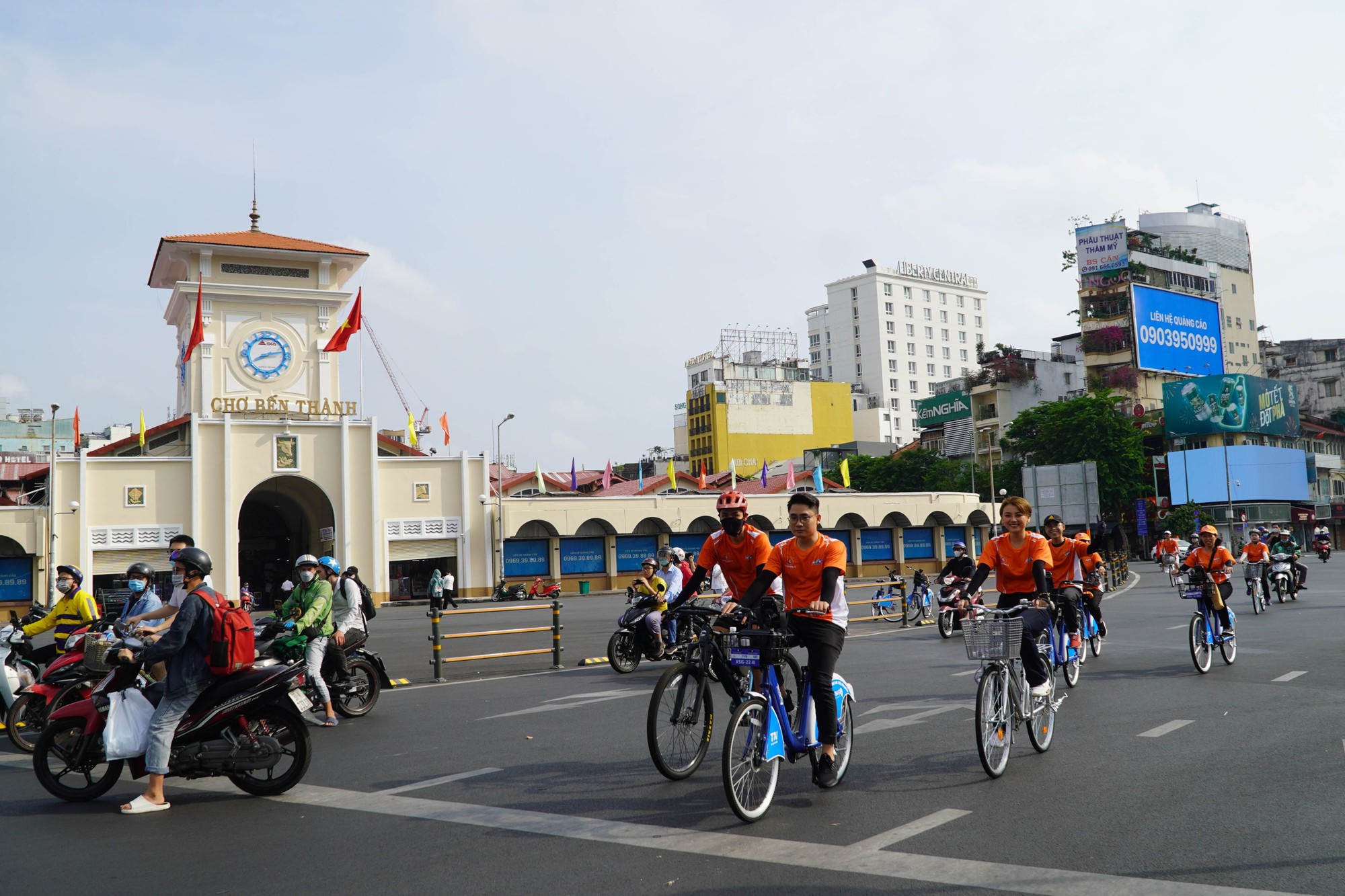 TP HCM: Hơn 1.000 người diễu h&agrave;nh ch&agrave;o mừng 48 năm ng&agrave;y giải ph&oacute;ng miền Nam, thống nhất đất nước - Ảnh 7.