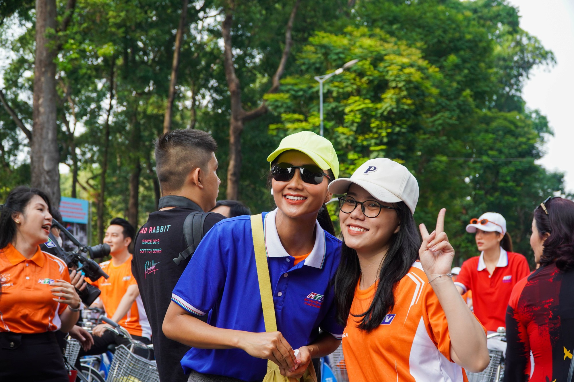 TP HCM: Hơn 1.000 người diễu h&agrave;nh ch&agrave;o mừng 48 năm ng&agrave;y giải ph&oacute;ng miền Nam, thống nhất đất nước - Ảnh 6.