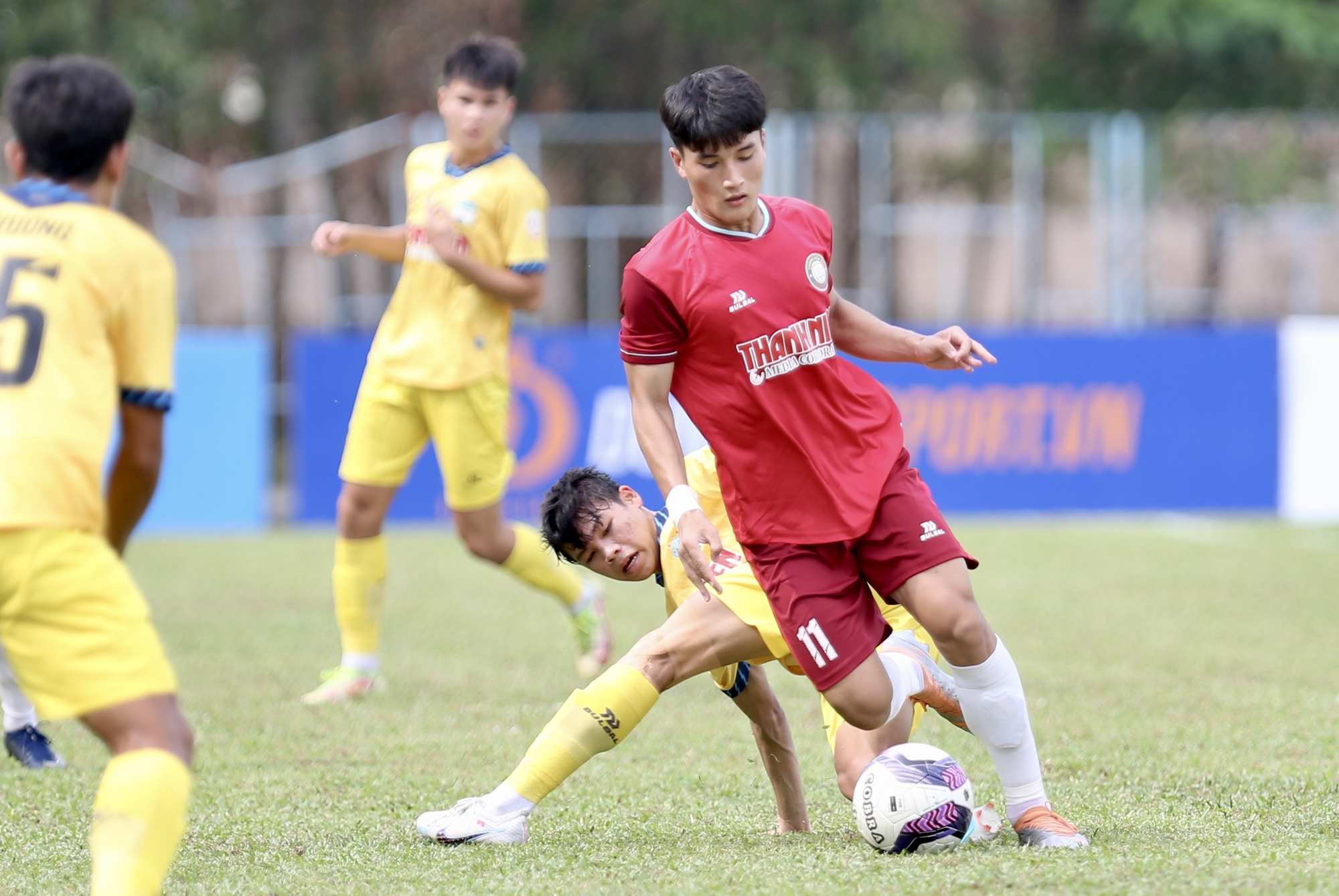 U19 VĐQG 2023: HAGL thất bại, x&aacute;c định 4 đội b&oacute;ng v&agrave;o b&aacute;n kết - Ảnh 1.