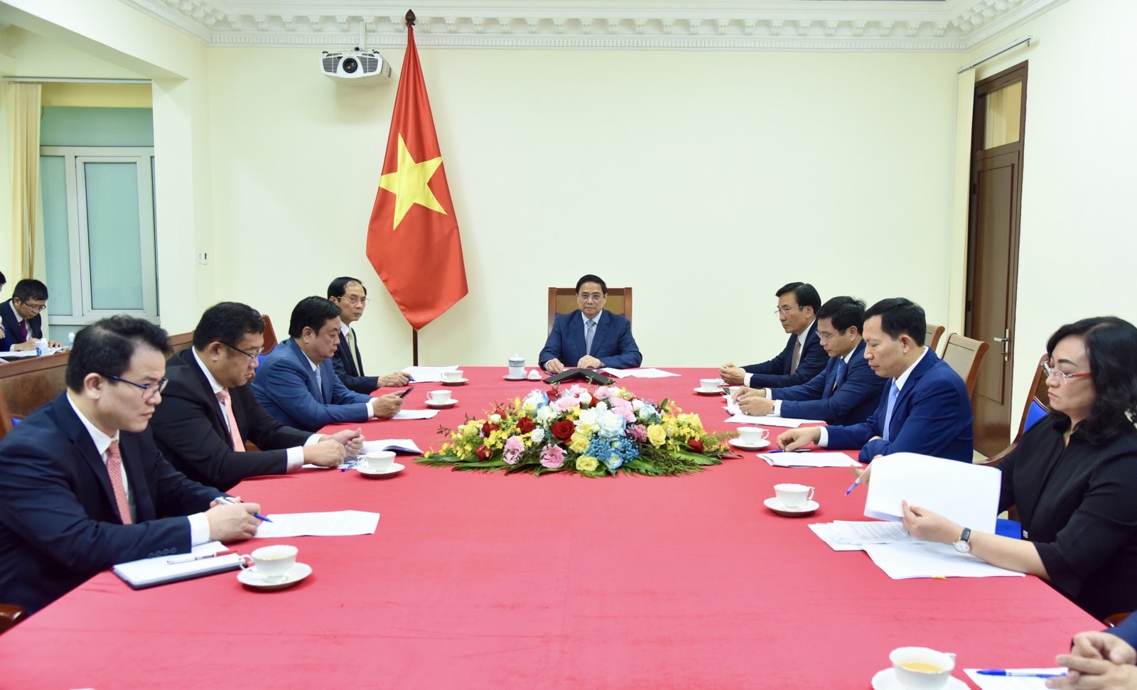 Thủ tướng Phạm Minh Ch&iacute;nh v&agrave; Thủ tướng Trung Quốc L&yacute; Cường cam kết kh&ocirc;i phục hợp t&aacute;c du lịch - Ảnh 1.