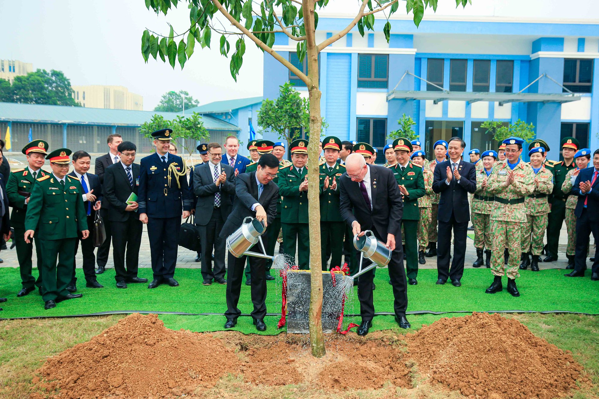 Chủ tịch nước V&otilde; Văn Thưởng v&agrave; To&agrave;n quyền &Uacute;c thăm Cục G&igrave;n giữ h&ograve;a b&igrave;nh Việt Nam - Ảnh 7.