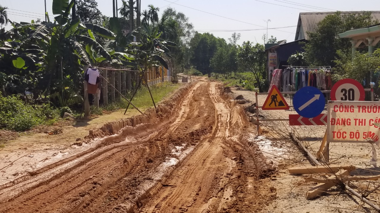 Lấy lí do xe quá tải "hoành hành", nhà thầu bỏ bê thi công