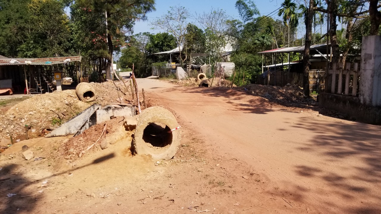 Lấy lí do xe quá tải hoành hành, nhà thầu bỏ bê thi công - Ảnh 1.