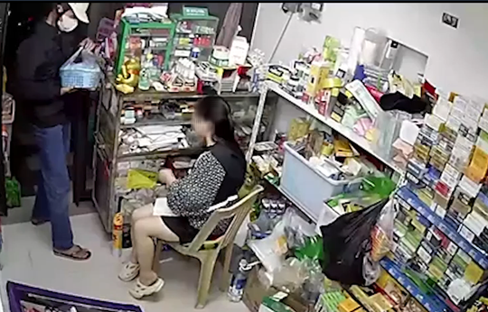 Người đàn ông bịt mặt bất ngờ đổ sơn lên đầu nữ chủ tiệm tạp hóa