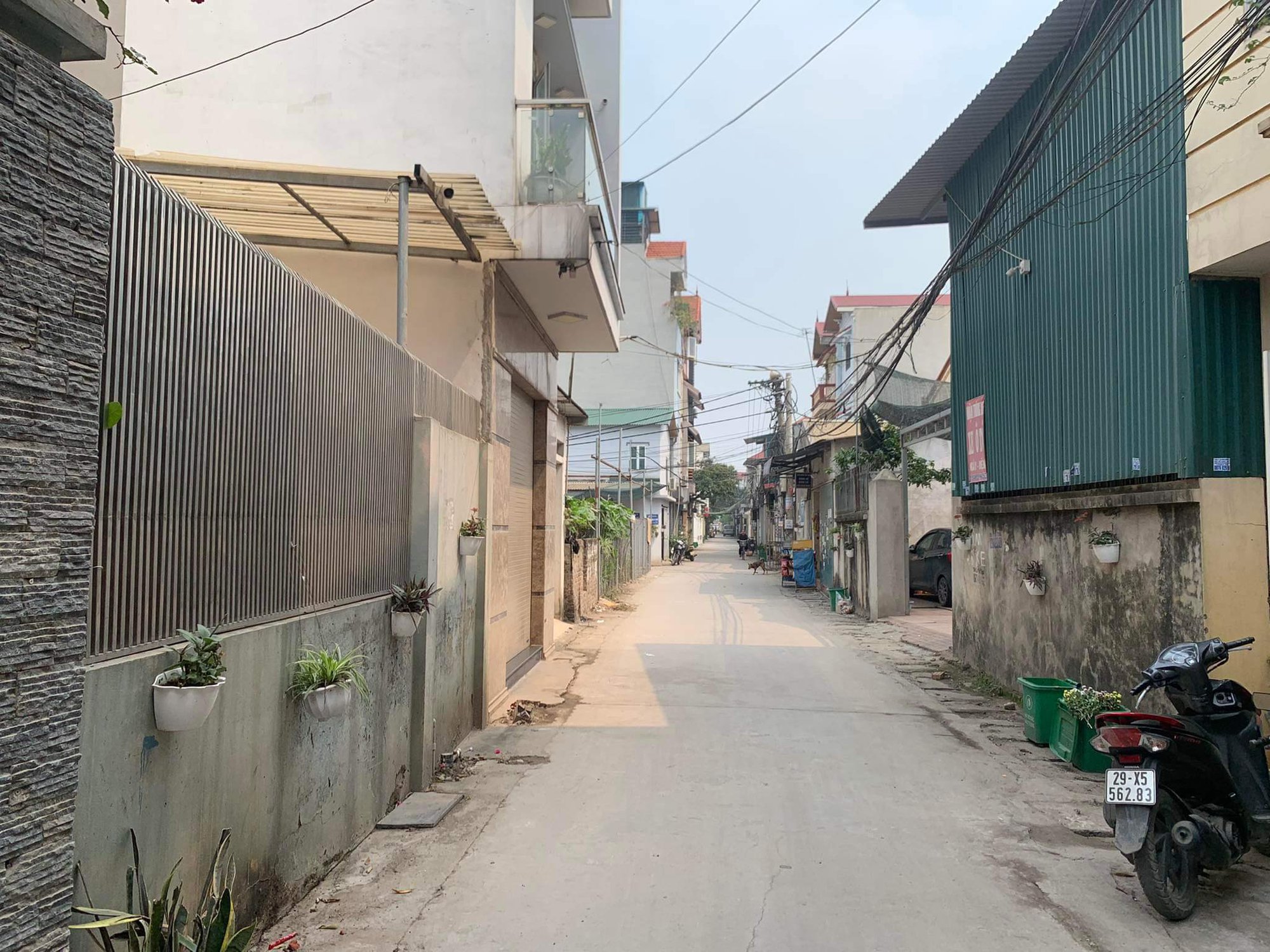 Người đ&agrave;n &ocirc;ng ở H&agrave; Nội bị nh&oacute;m đối tượng ch&eacute;m đứt l&igrave;a tay - Ảnh 1.