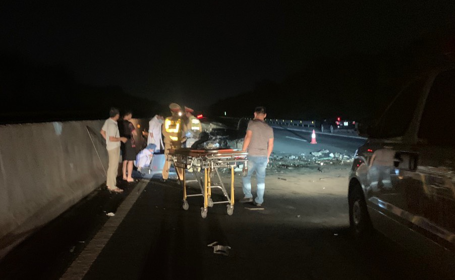 Xe ôtô tông nhau trên cao tốc, 4 người thương vong