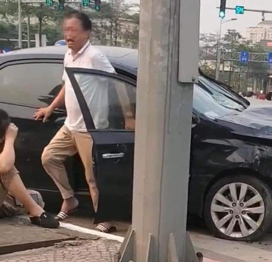 T&agrave;i xế xe đi&ecirc;n t&ocirc;ng h&agrave;ng chục xe m&aacute;y t&aacute;i m&eacute;t mặt bật kh&oacute;c:  Thế n&agrave;y c&oacute; chết t&ocirc;i kh&ocirc;ng&rdquo; - Ảnh 2.