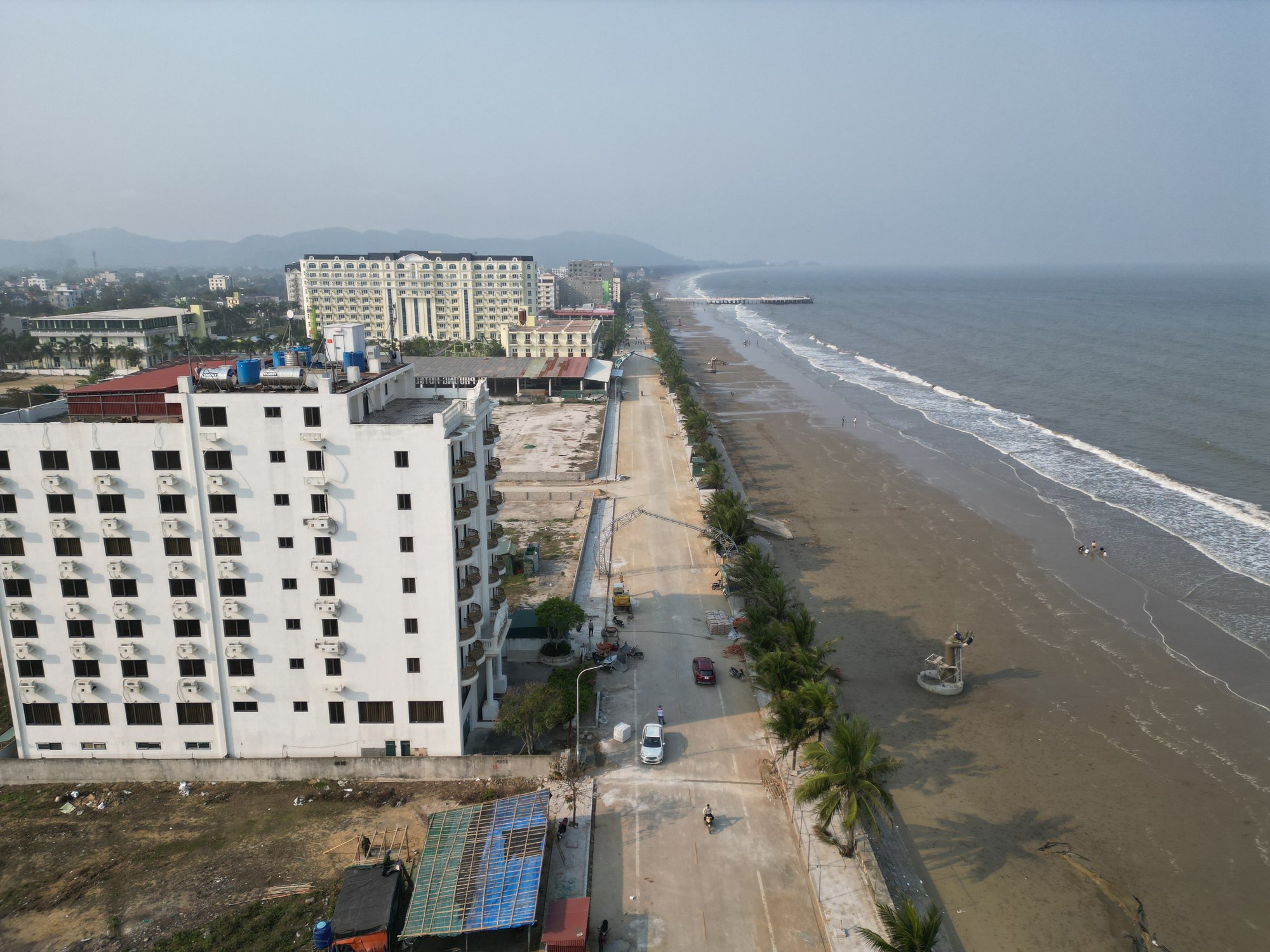 Những b&agrave;n tay khổng lồ g&acirc;y tranh c&atilde;i tại khu du lịch biển nổi tiếng Thanh H&oacute;a - Ảnh 4.