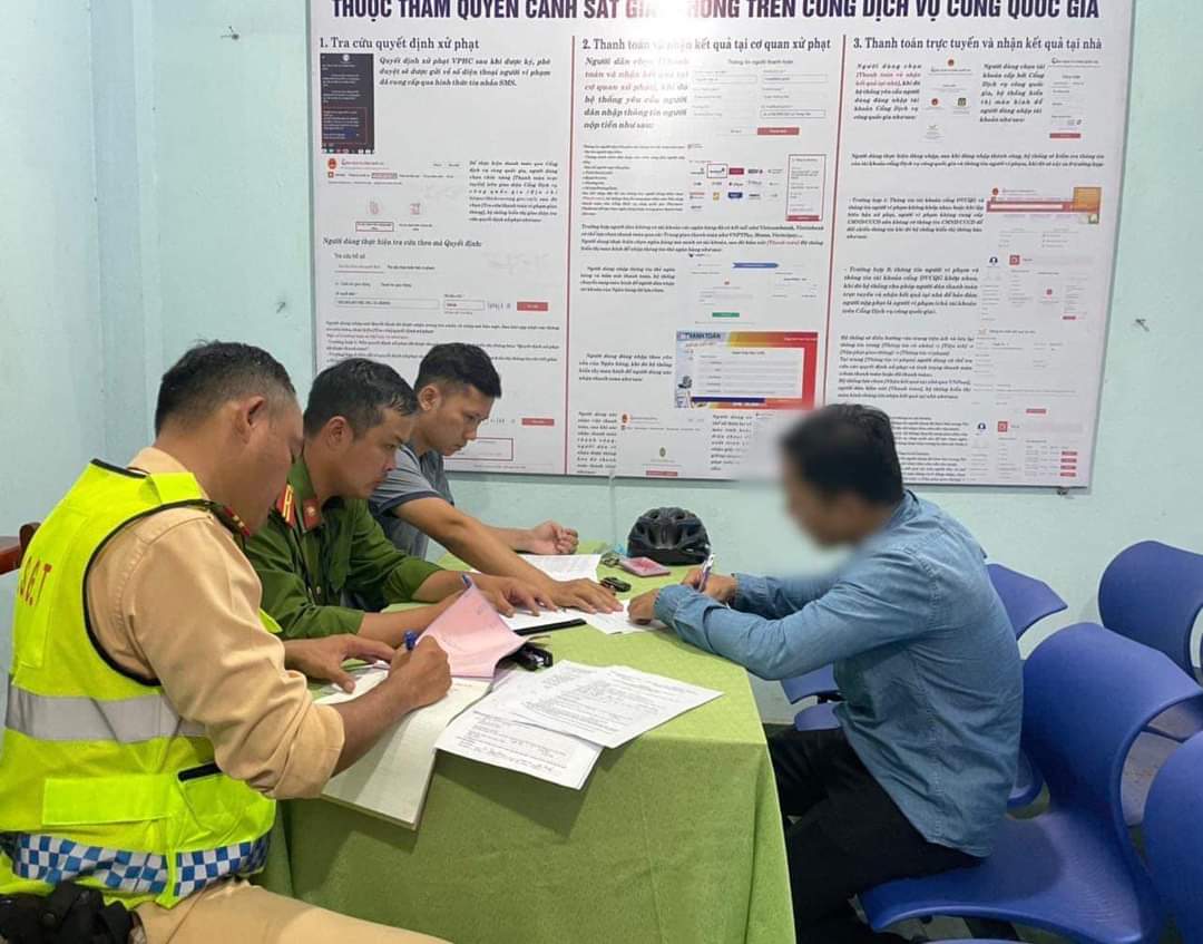 Tài xế nghiện ma túy, tìm đường thoát thân khi đối diện chốt nồng độ cồn