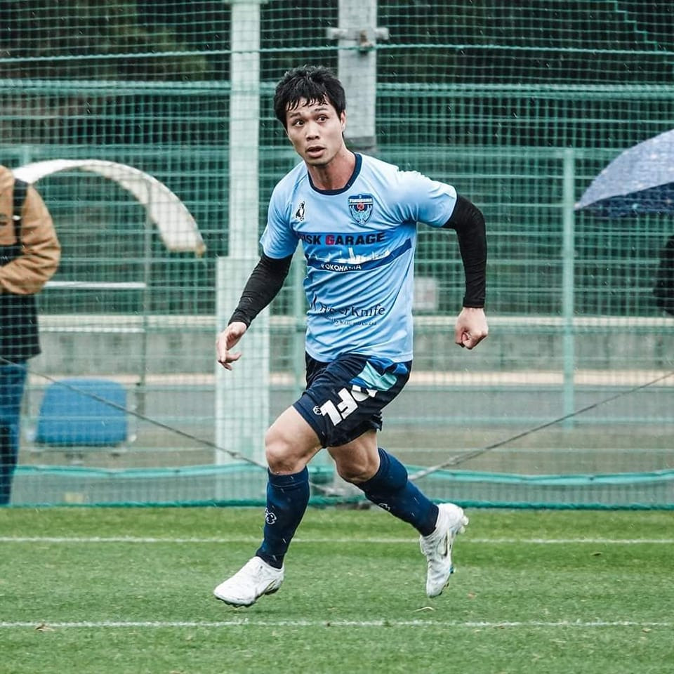 Công Phượng được tung ra sân trong trận thua 2-3 của Yokohama FC